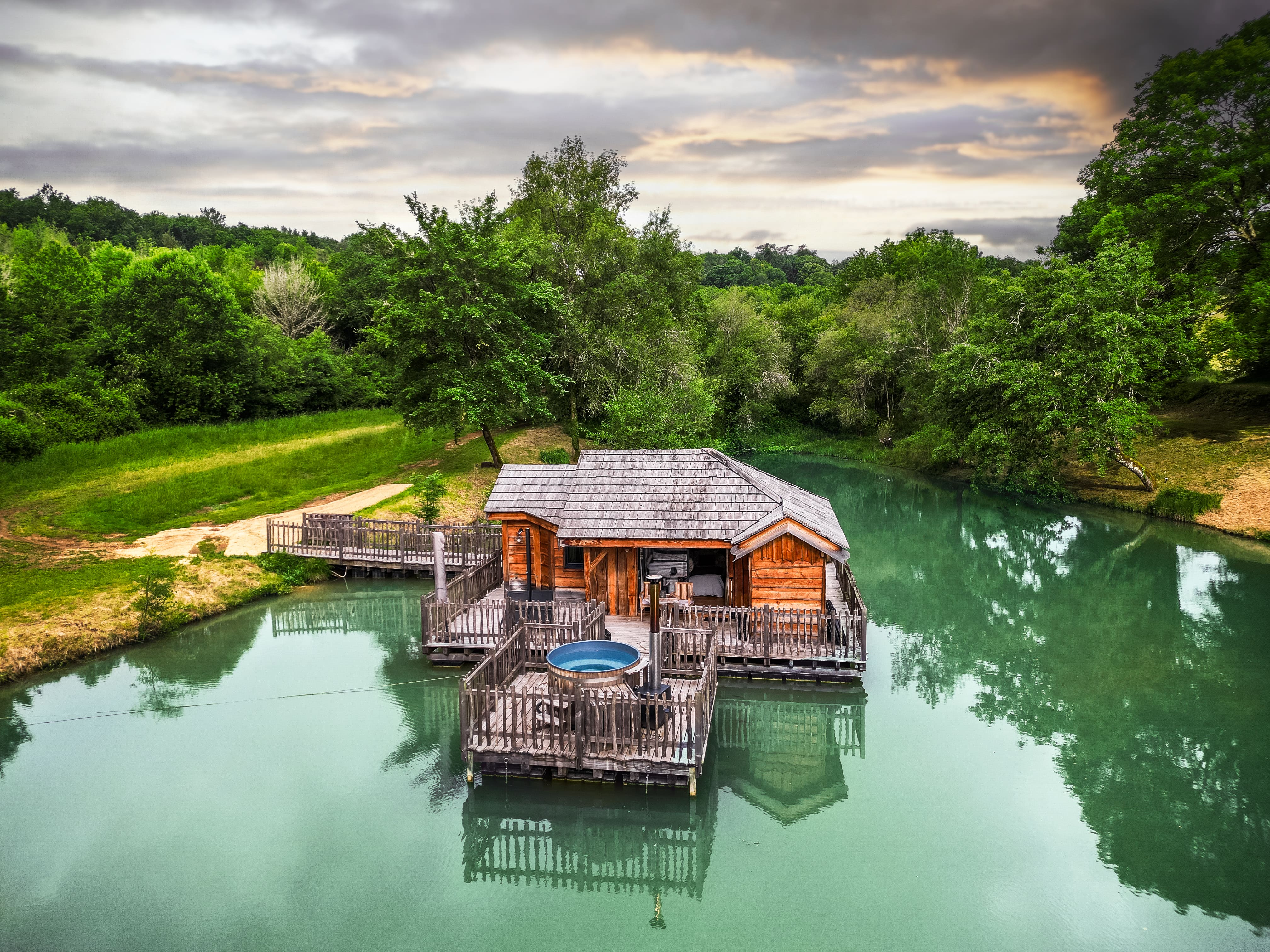 Cabane du Lac & Spa : une expérience aquatique unique — Cabane à Saint- Martin Des Combes