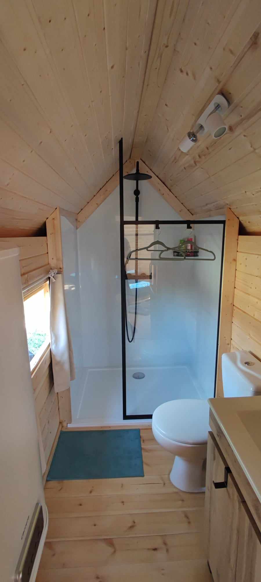 Séjournez dans une cabane Kota finlandaise au cœur de la Bourgogne à Laives — salle de bain