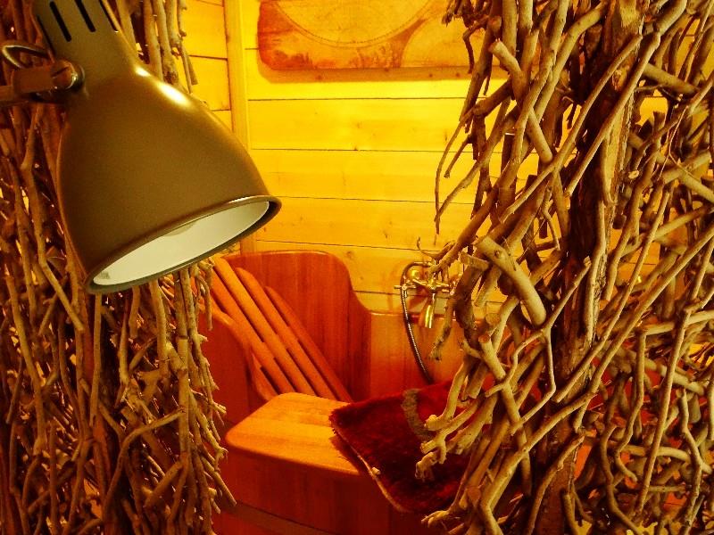 La Cabane de D'jo — Cabane sur pilotis avec baignoire en bois à Aisne à Neufchâtel-sur-Aisne — espace de vie