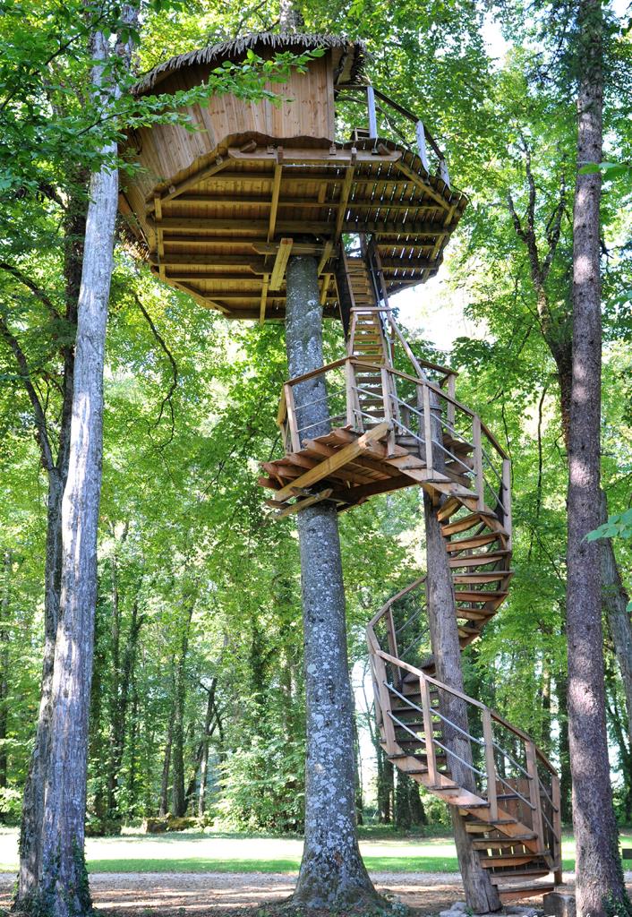 Cabane des Lémuriens : une échappée verte dans les arbres — Cabane à Magné