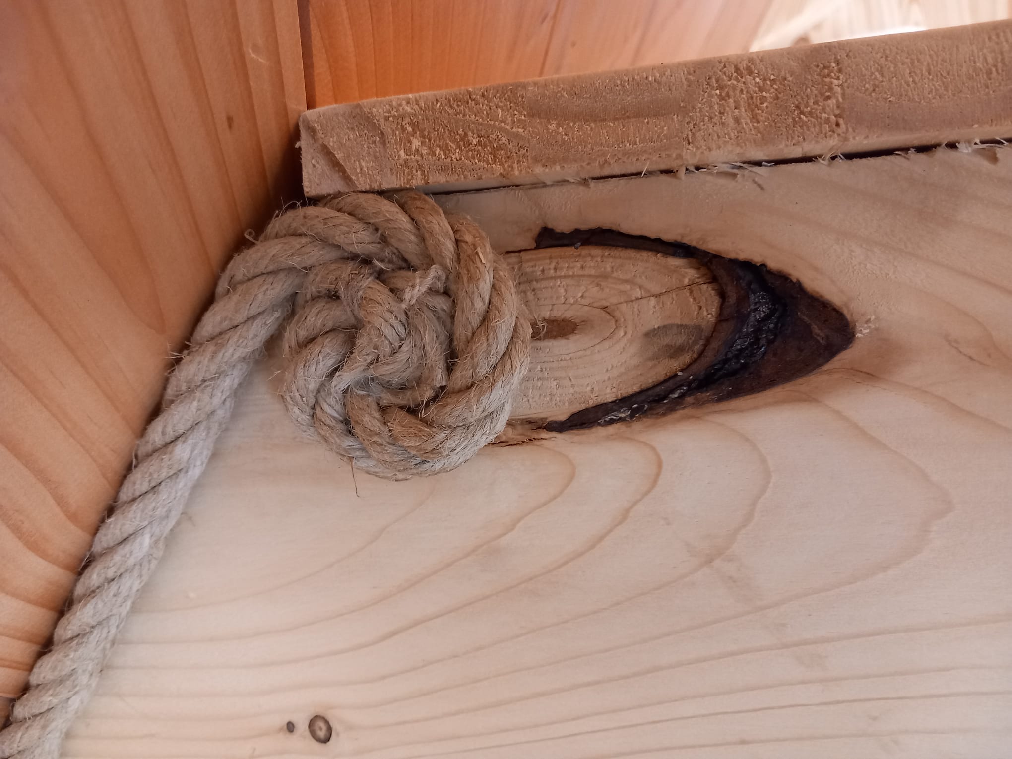 Cabane 'Noisette' au bord d'un lac