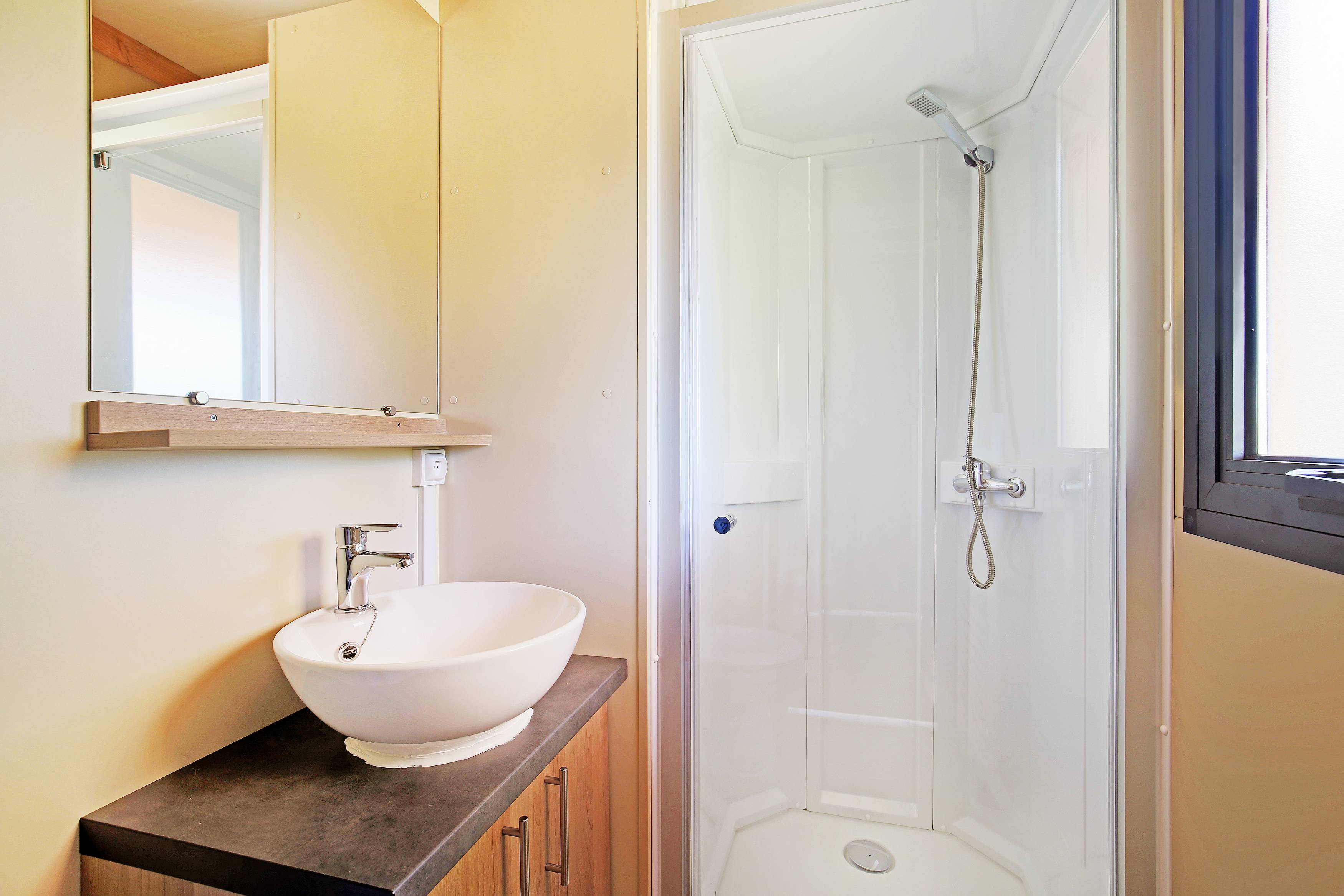 Cabane Vancouver — Séjour confortable avec spa à Cantal à Madic — salle de bain