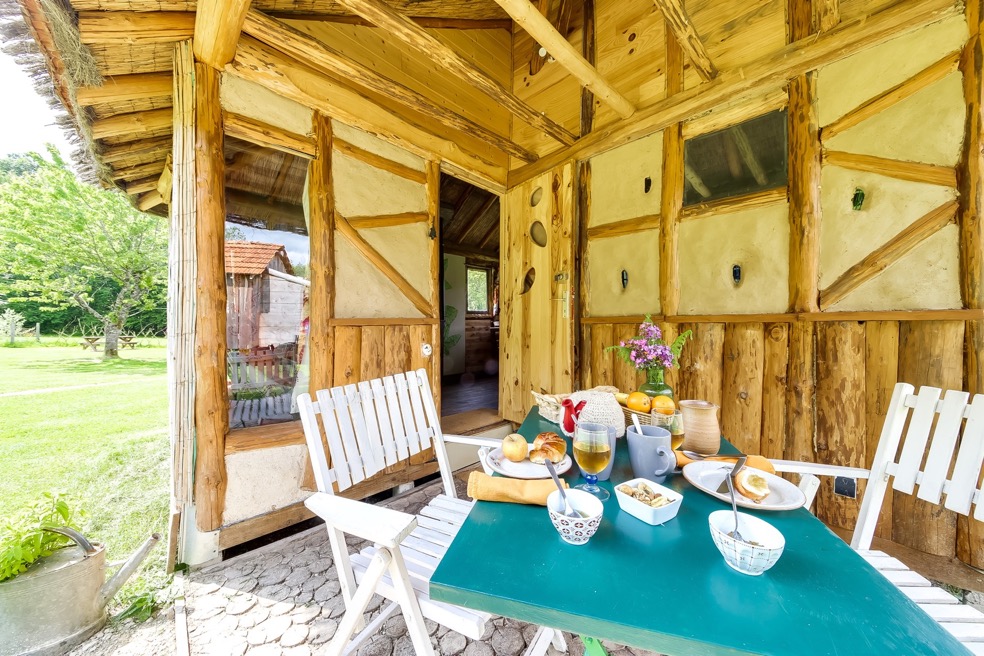 La Cabane en Paille : une expérience immersive en Lorraine à Claudon — chambre