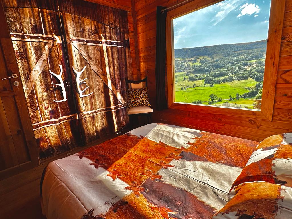 Cabane sur pilotis avec spa : une expérience unique en Auvergne à Cheylade — vue intérieure