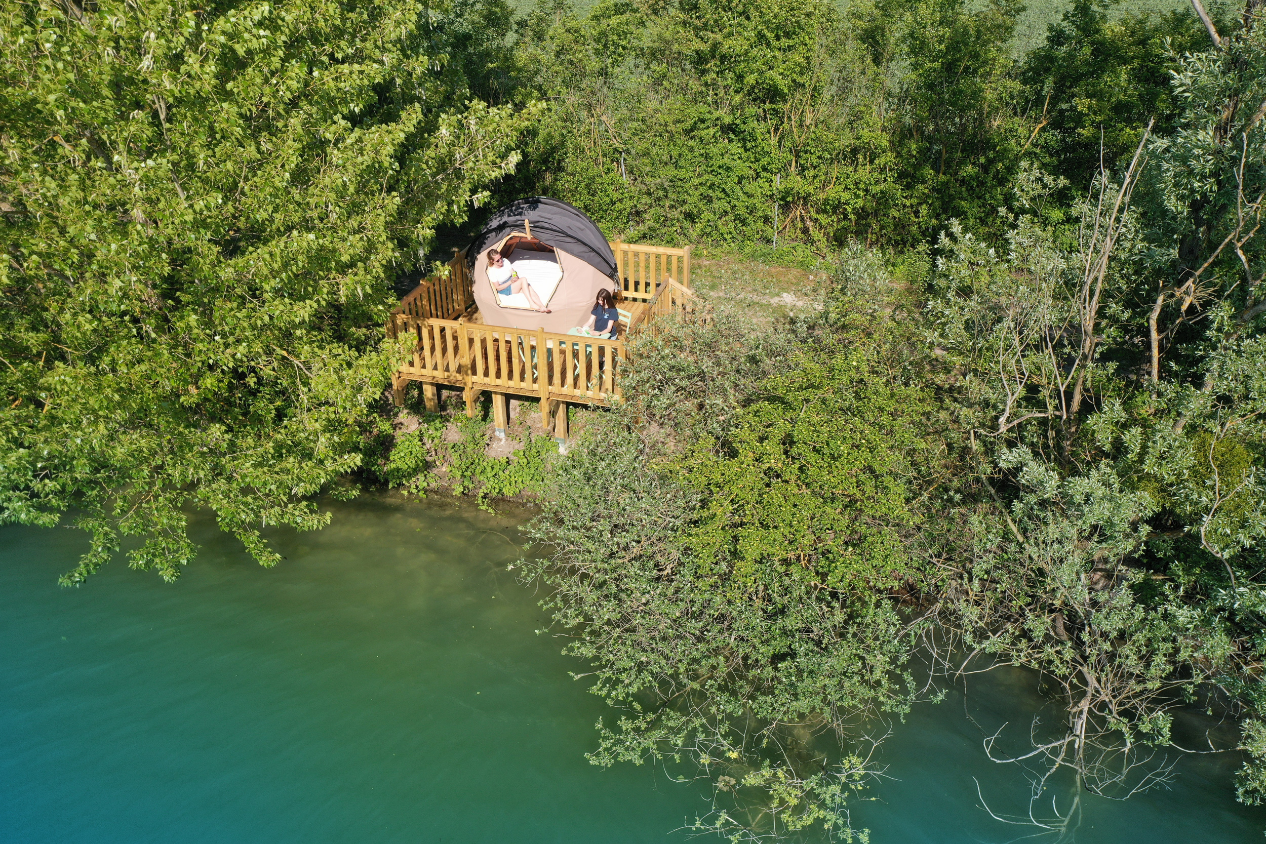 Bulle sur pilotis — Nuit romantique au bord d'un lac en Seine-et-Marne