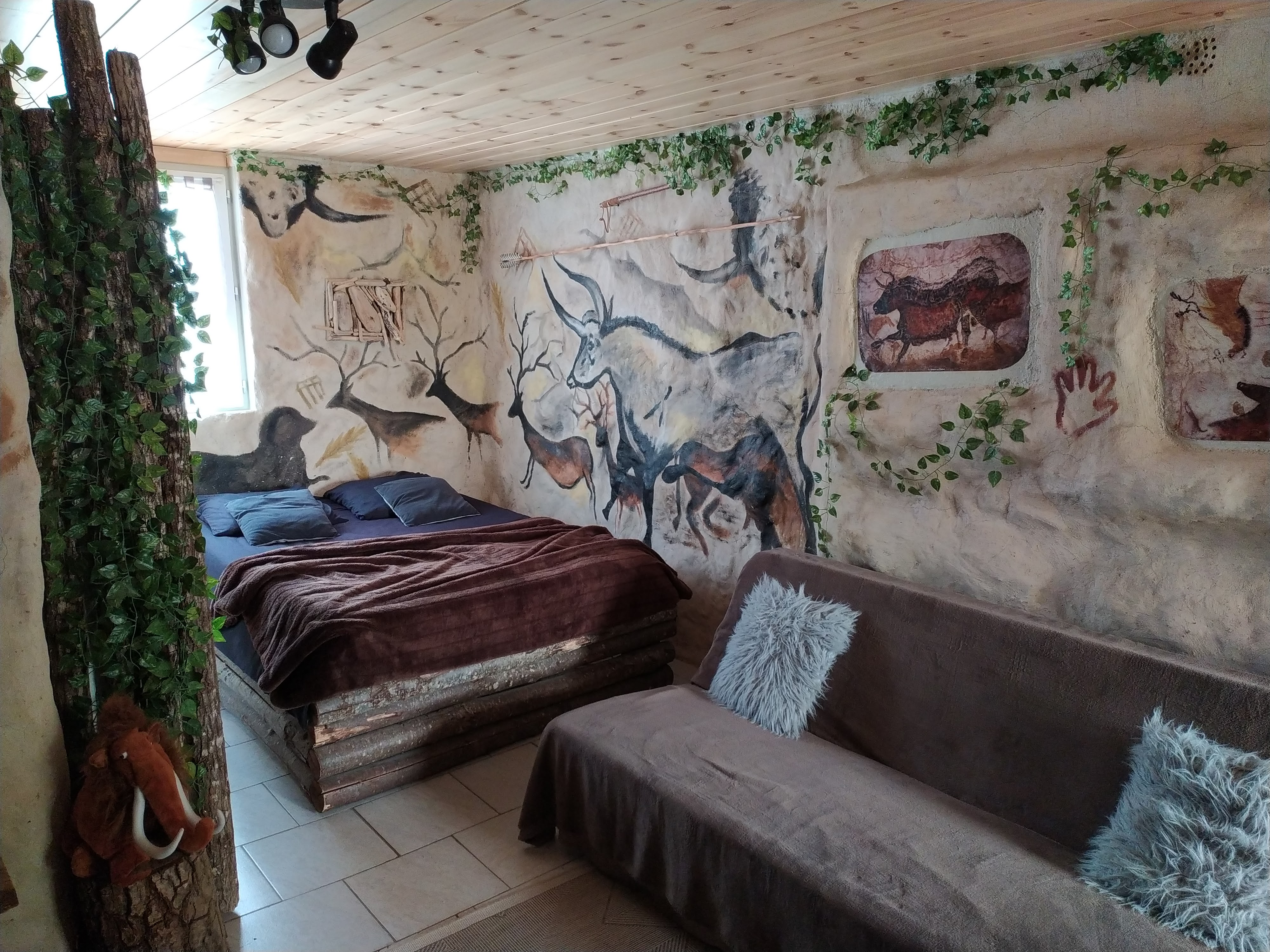 Homoerectus — Chambre à thème avec jacuzzi à Saint-Geniès (Dordogne)