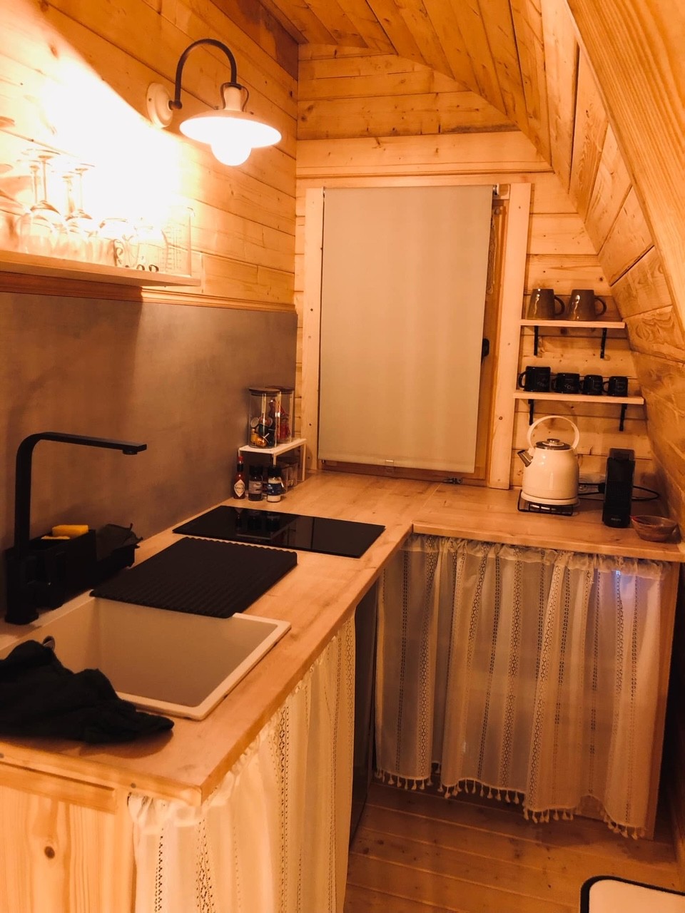 La P’tite Berta — Cabane avec spa à Yonne à Villeneuve-Saint-Salves — détail architectural