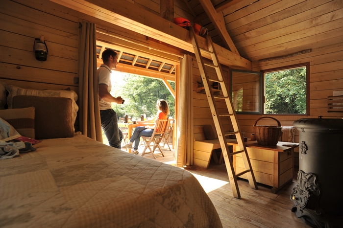 Cabane Martin-Pêcheur — Nuit sur pilotis à 8m en Mayenne à La Chapelle-Anthenaise — vue depuis la terrasse