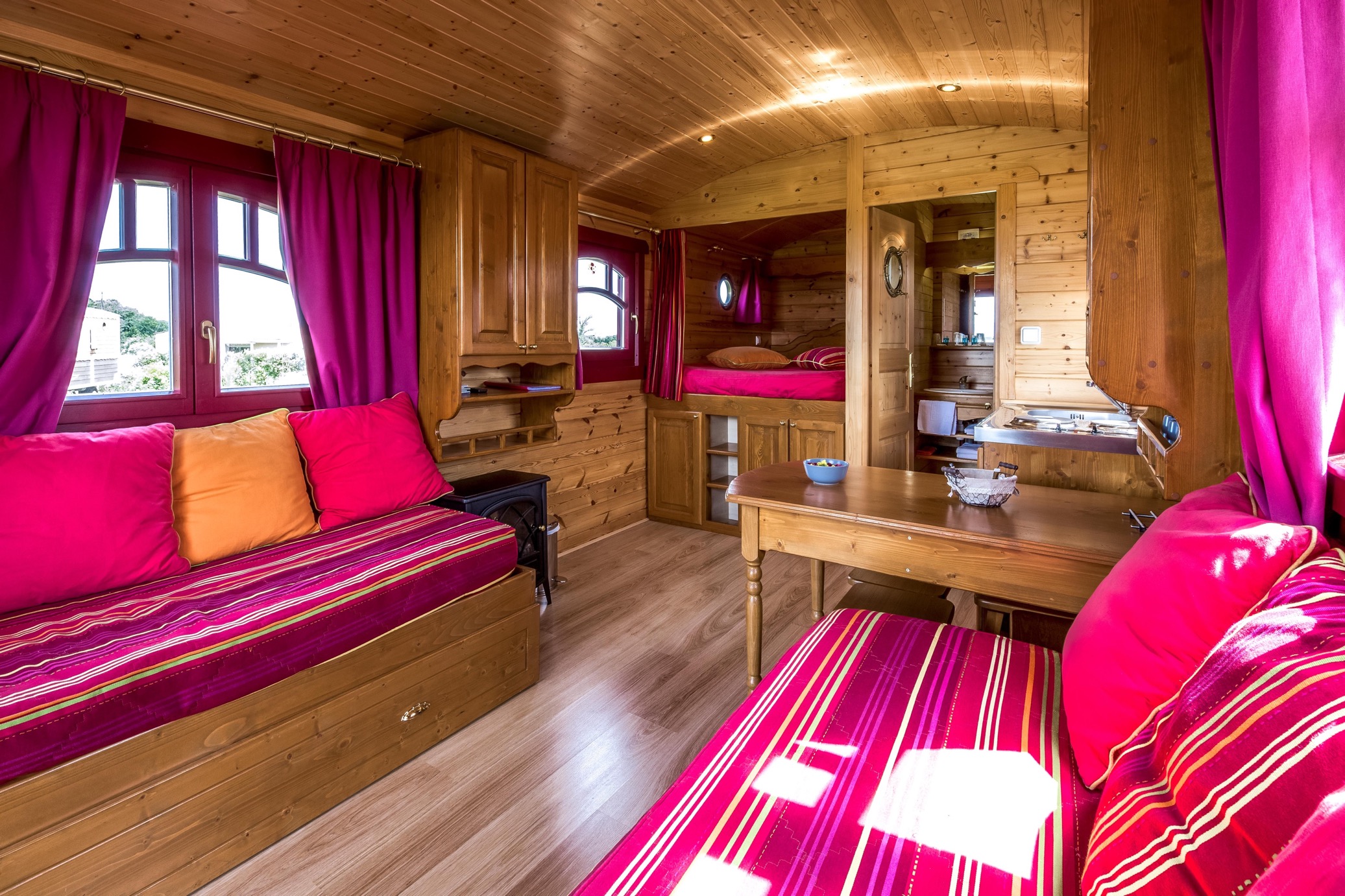 Roulotte Coquelicot : une évasion poétique en Rhône-Alpes à Livron-Sur-Drôme — chambre