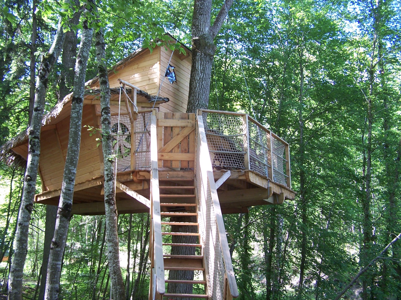 Évasion en cabane familiale dans les arbres à Sainte-Catherine De Fierbois — espace de vie