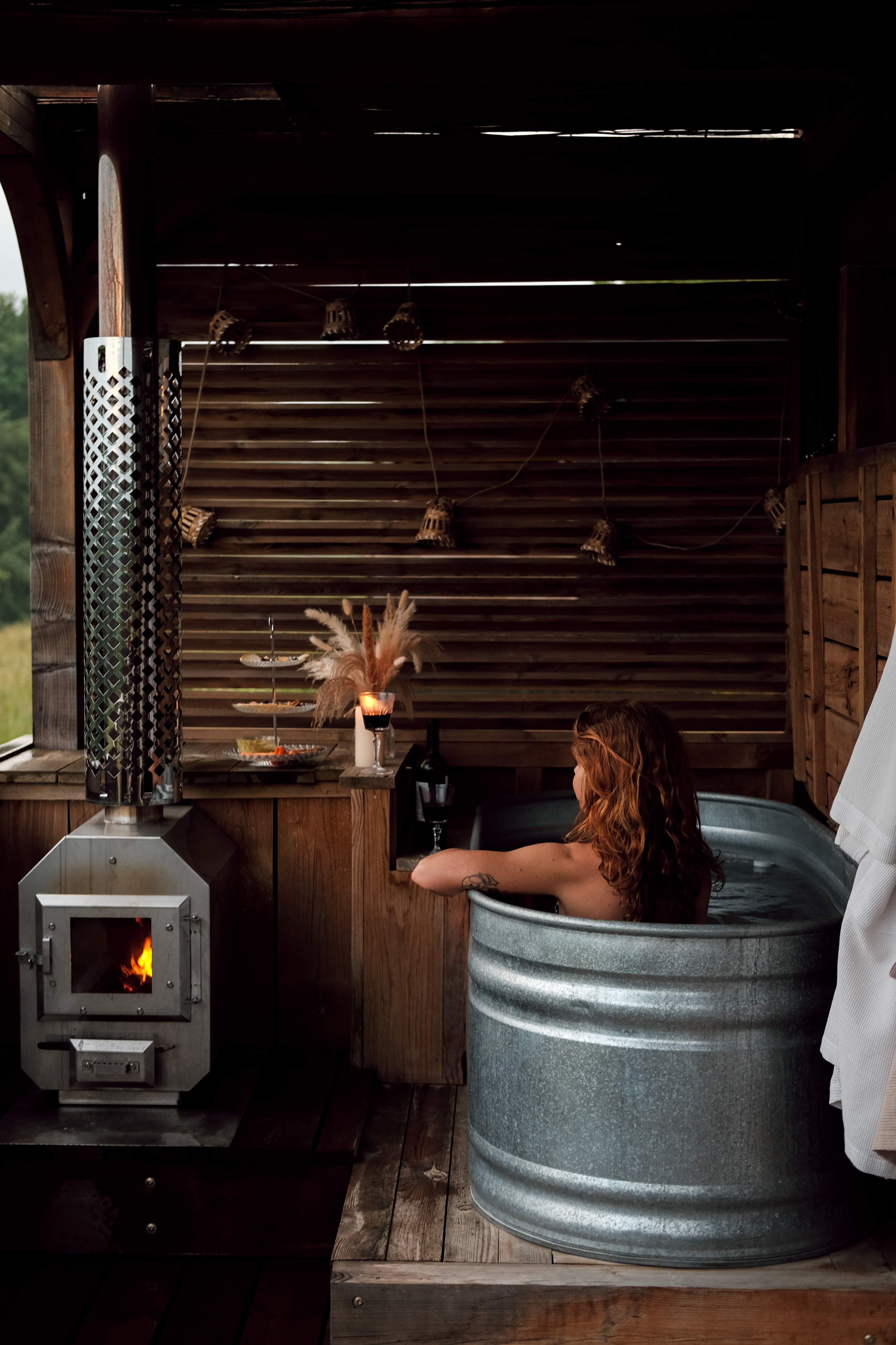 K-hute 3 : une cabane immersive avec bain nordique en Aquitaine à Castaignos-Souslens — vue intérieure