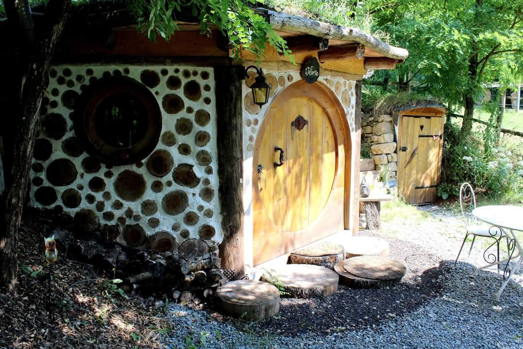 La cabane végétalisée : une maison de hobbit en pleine nature à Le Monastère — vue intérieure