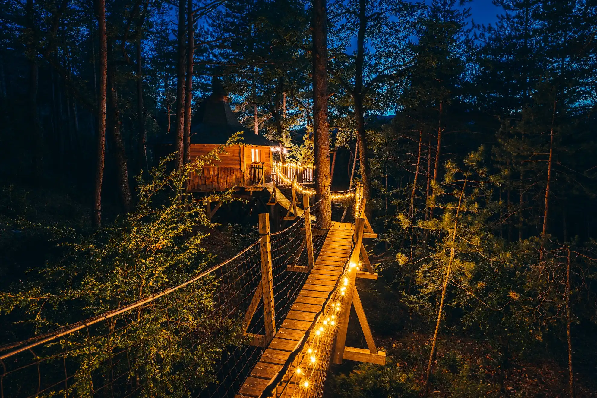 Aristoloche & Spa — Cabane dans les arbres à 7m dans les Hautes-Alpes à Gap — détail architectural
