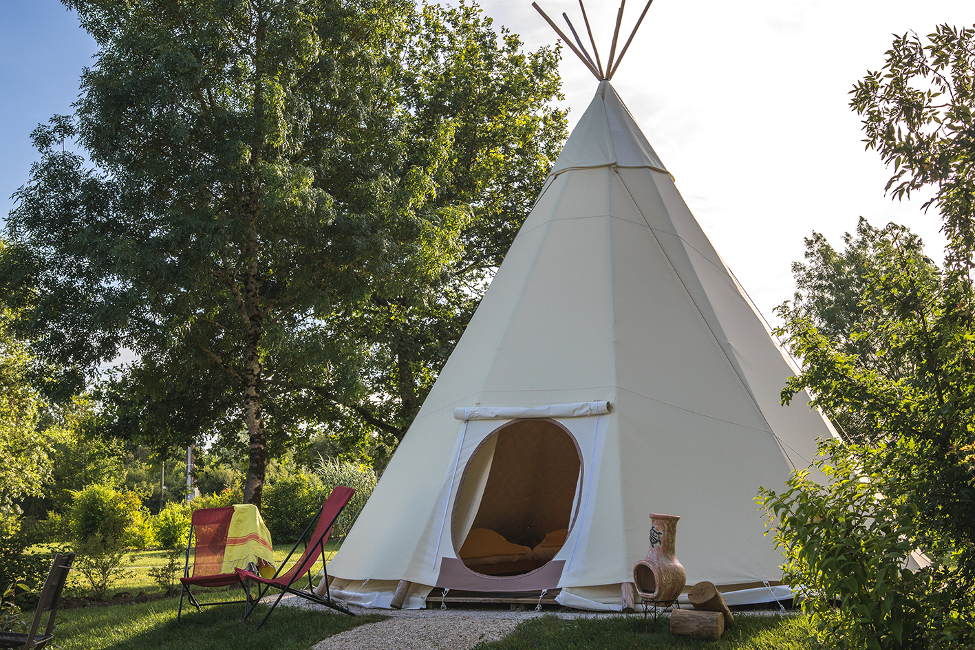 Un séjour enchanteur dans un tipi indien pour deux à Angé — vue intérieure