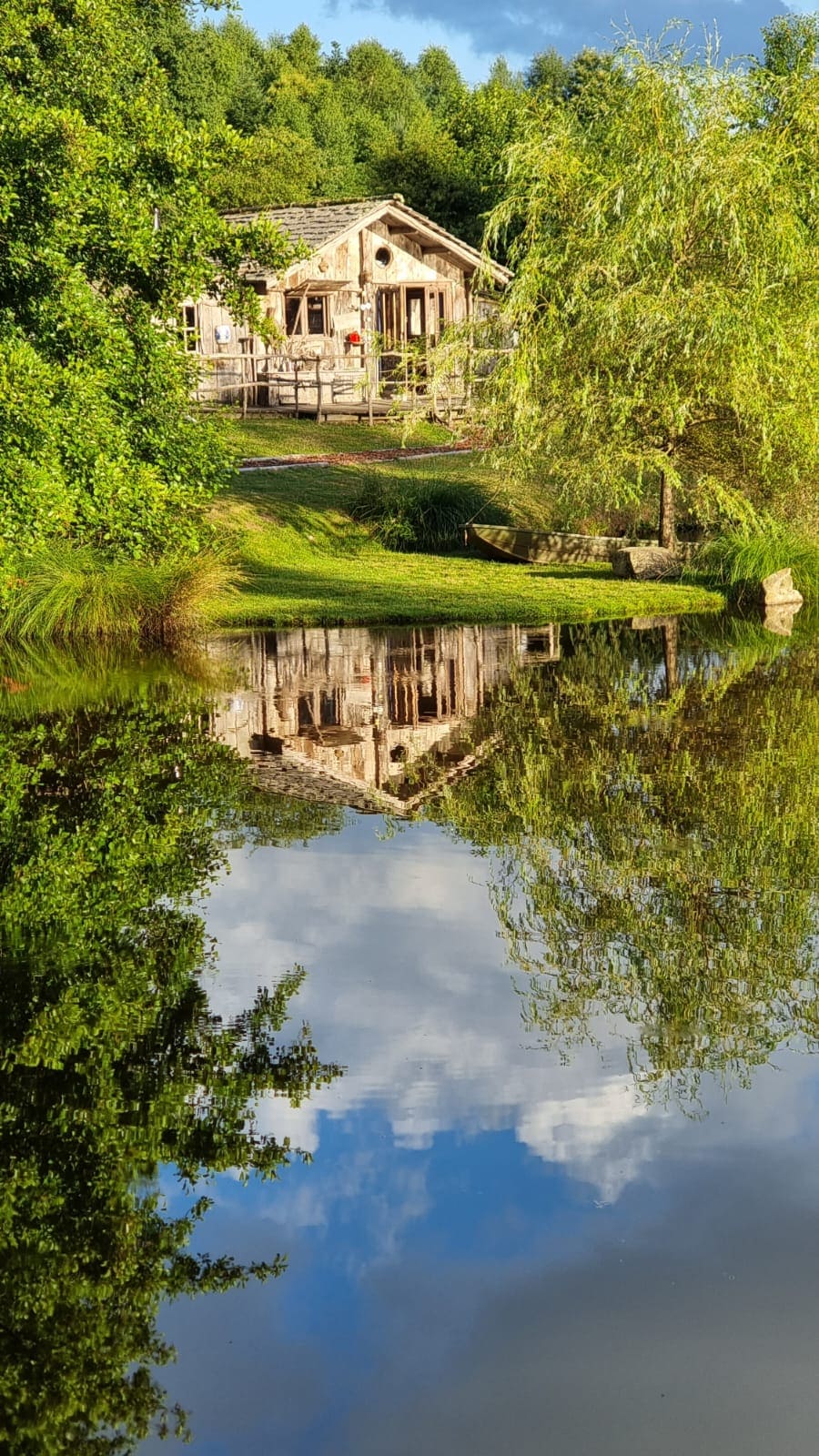 La cabane du Pêcheur — Cabane avec spa à La Ferme des Histoires Mélangées à Brive-la-Gaillarde — vue intérieure