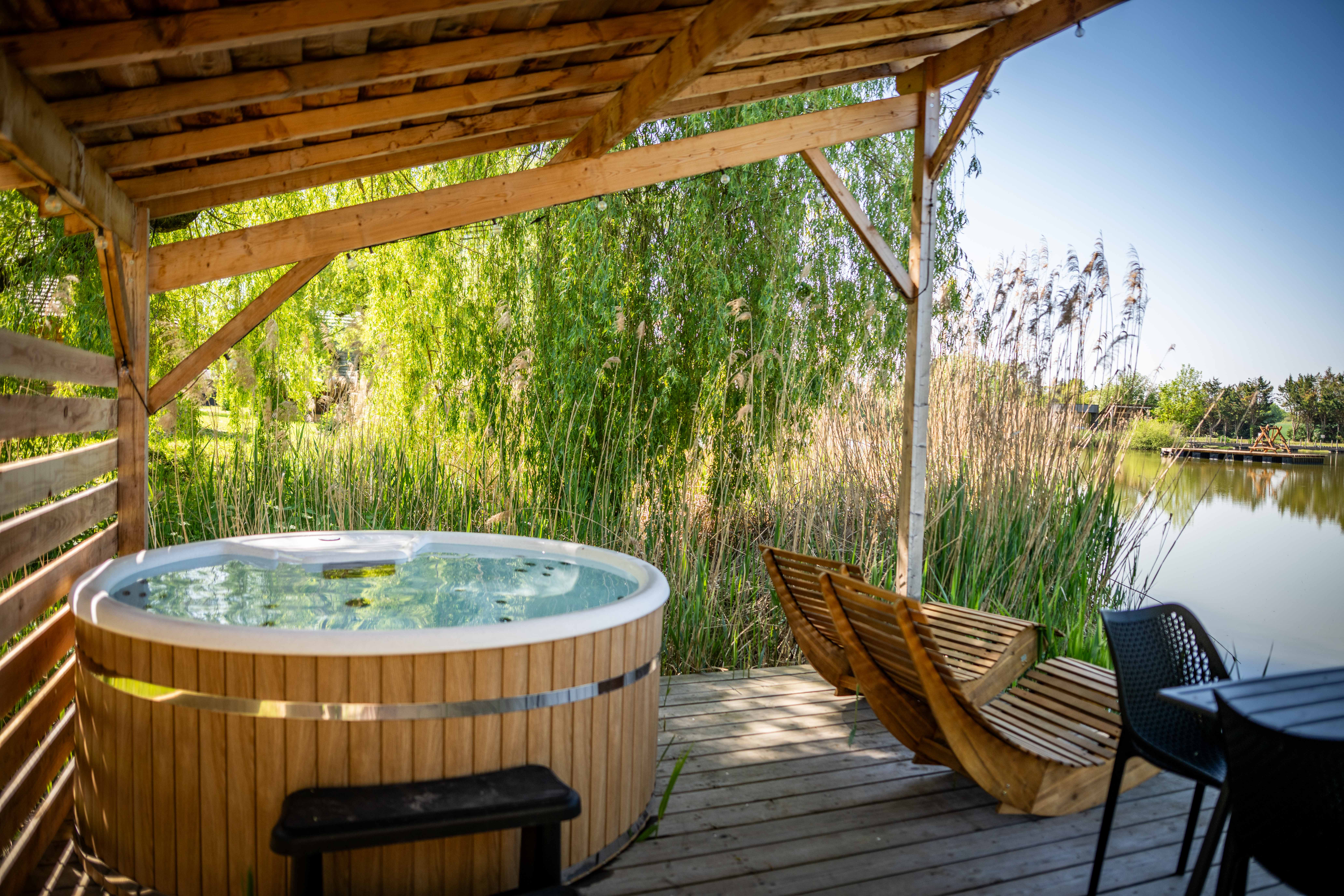 Cabane Roseaux & Spa — Évasion romantique avec spa à Ain à Meillonnas — espace de vie