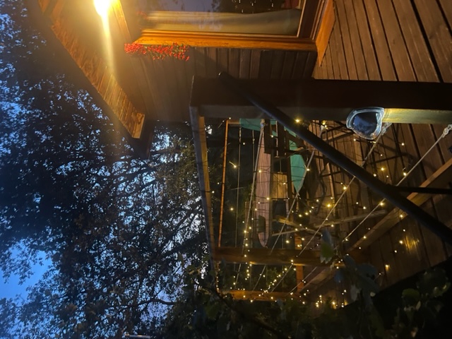 La Cabane des Amoureux : une échappée romantique sur pilotis à Barjols — détail architectural