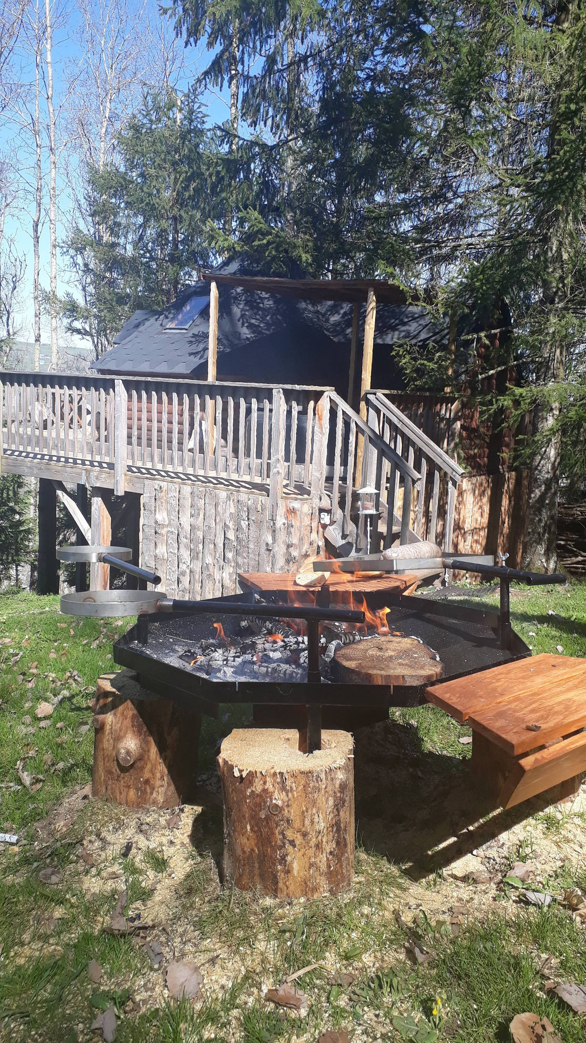 Cabane sur pilotis avec spa des Trappeurs en Auvergne à Cheylade — cuisine