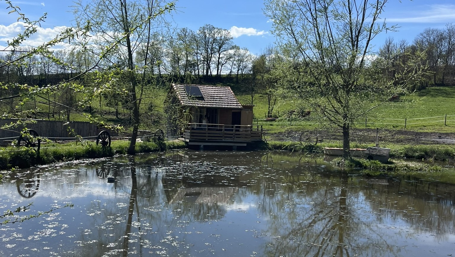 Une cabane au bord de l'eau pour une escapade paisible à Saint Pierre Eynac — chambre