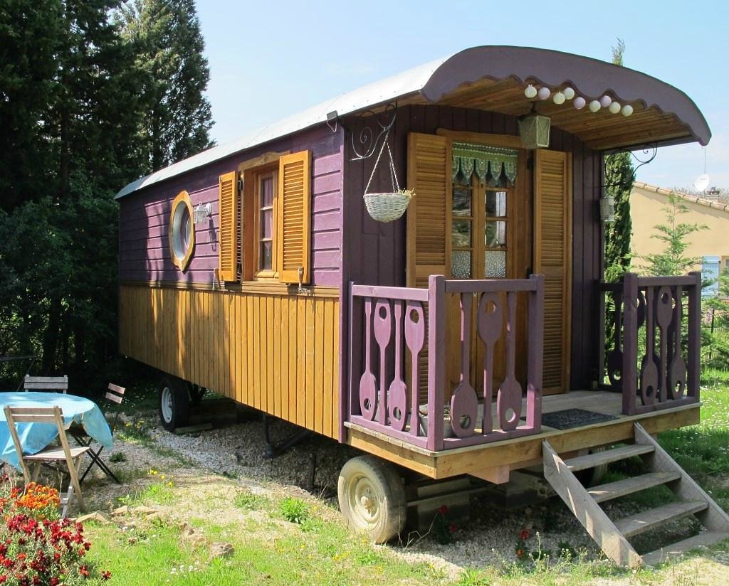 La Roulotte Violette : une escapade insolite en Languedoc-Roussillon à Montmaur — vue intérieure