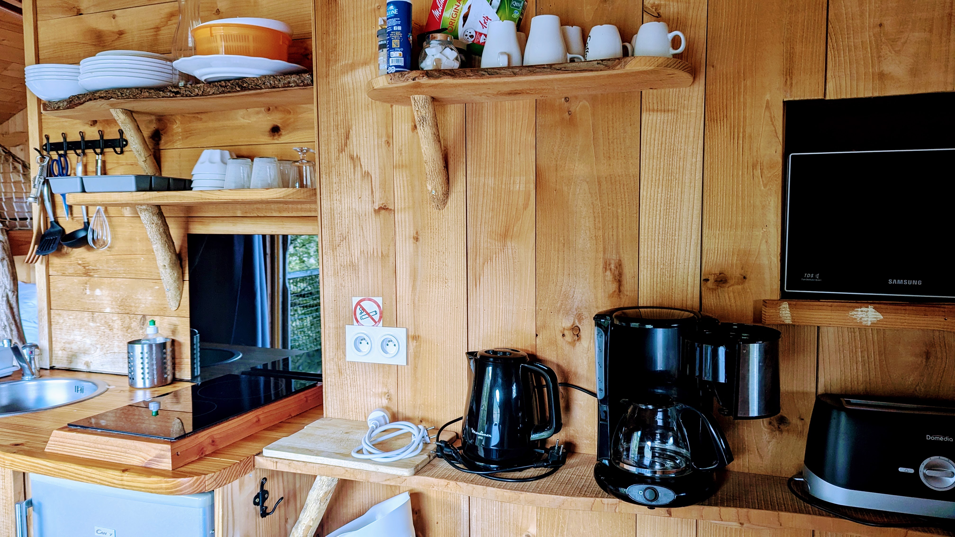 La Genévrière : une cabane sur pilotis au cœur de la nature à Serrières-Sur-Ain — vue depuis la terrasse