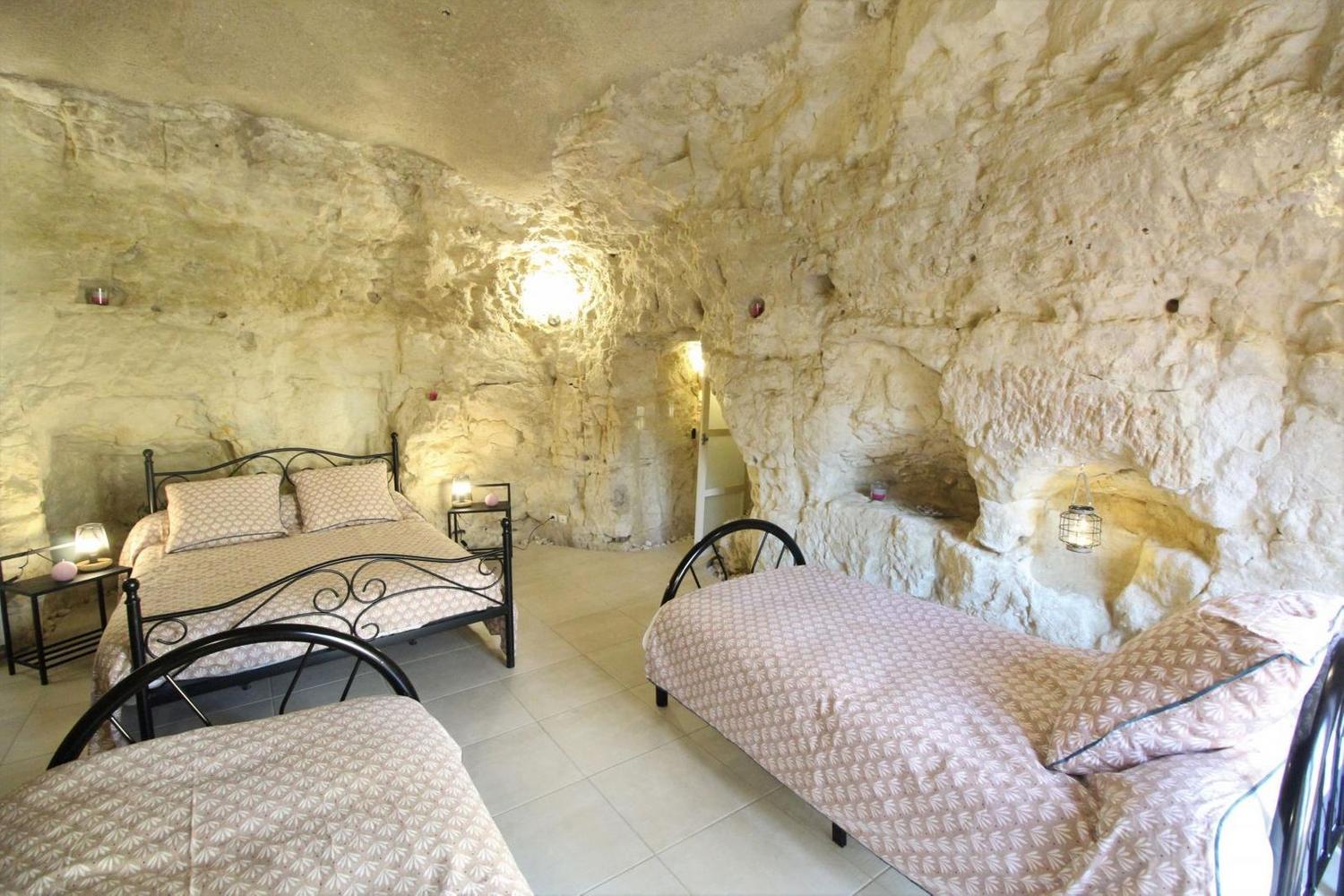 La Grotte Rouge : une maison troglodyte au cœur de la nature à Dénezé Sous Doué — chambre