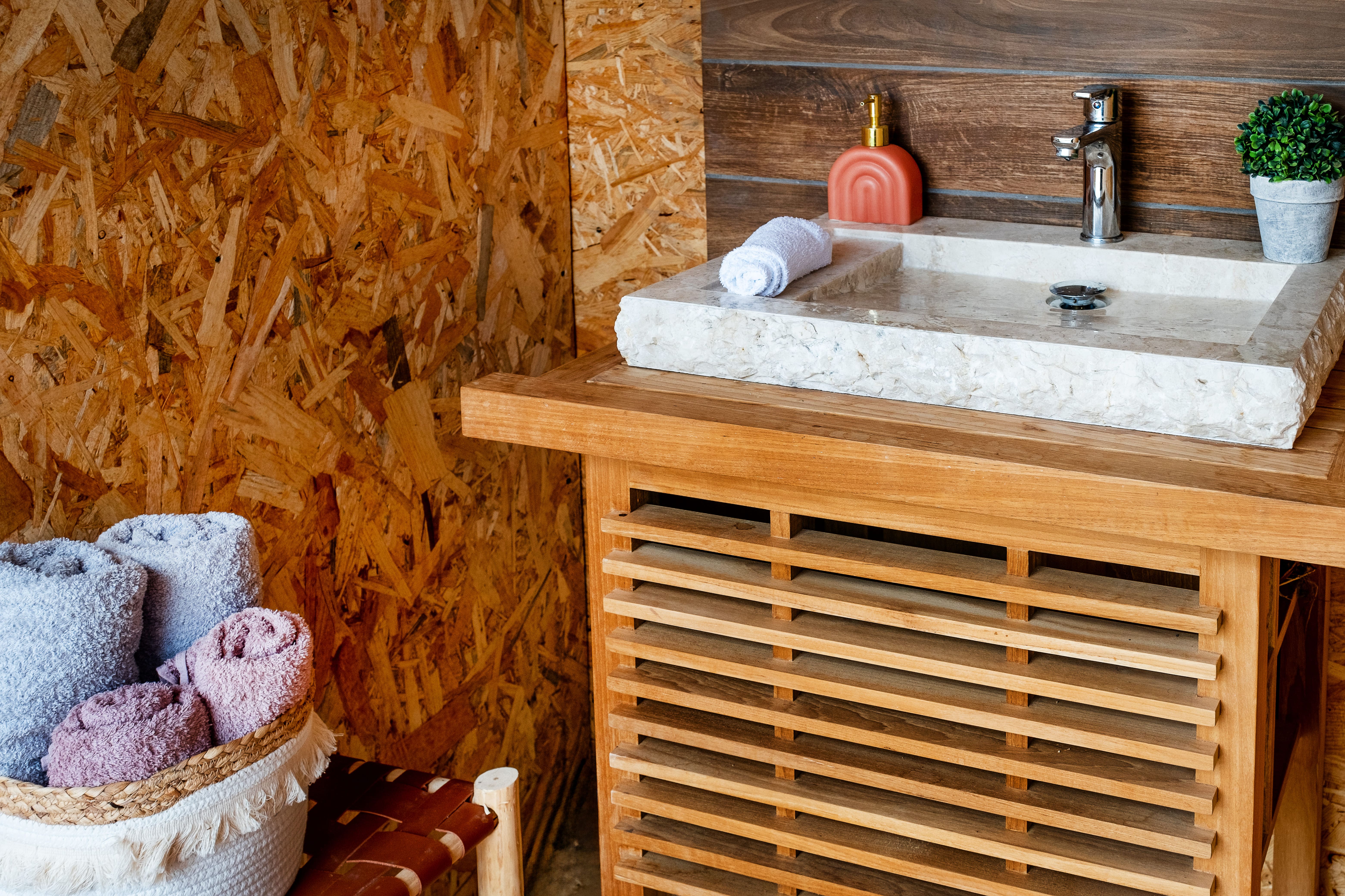 Le Cabanid : une cabane immersive en Midi-Pyrénées à Senac — salle de bain