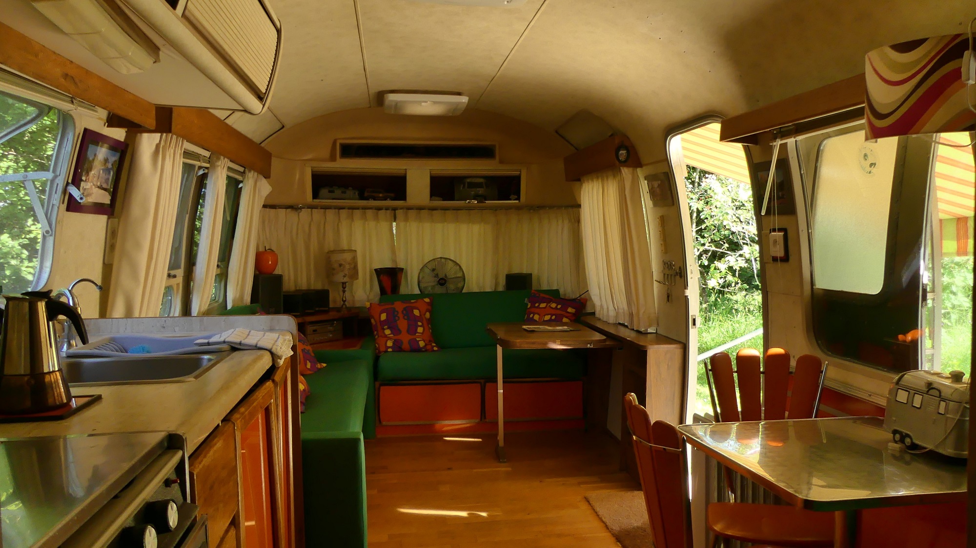 SUMMER SUITE 1985 — Caravane avec spa à BelRepayre en Ariège à BelRepayre — chambre