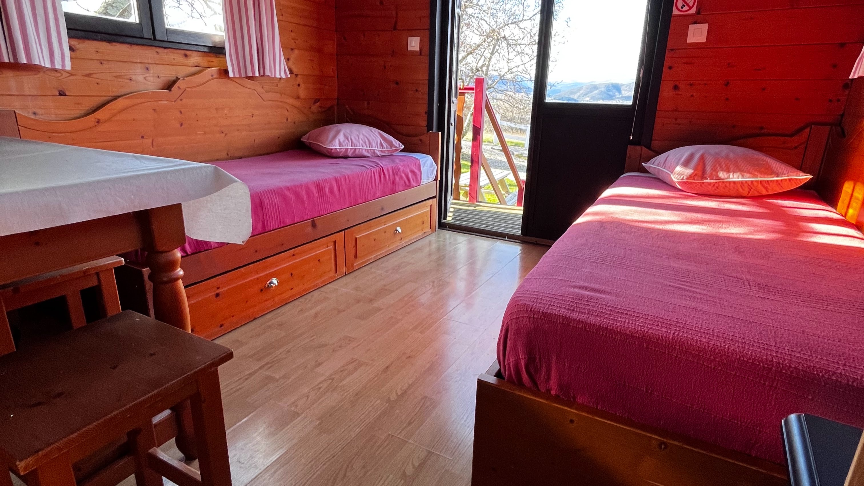 La caravane bohème — Roulotte avec spa à Ardèche à Le Teil — espace de vie
