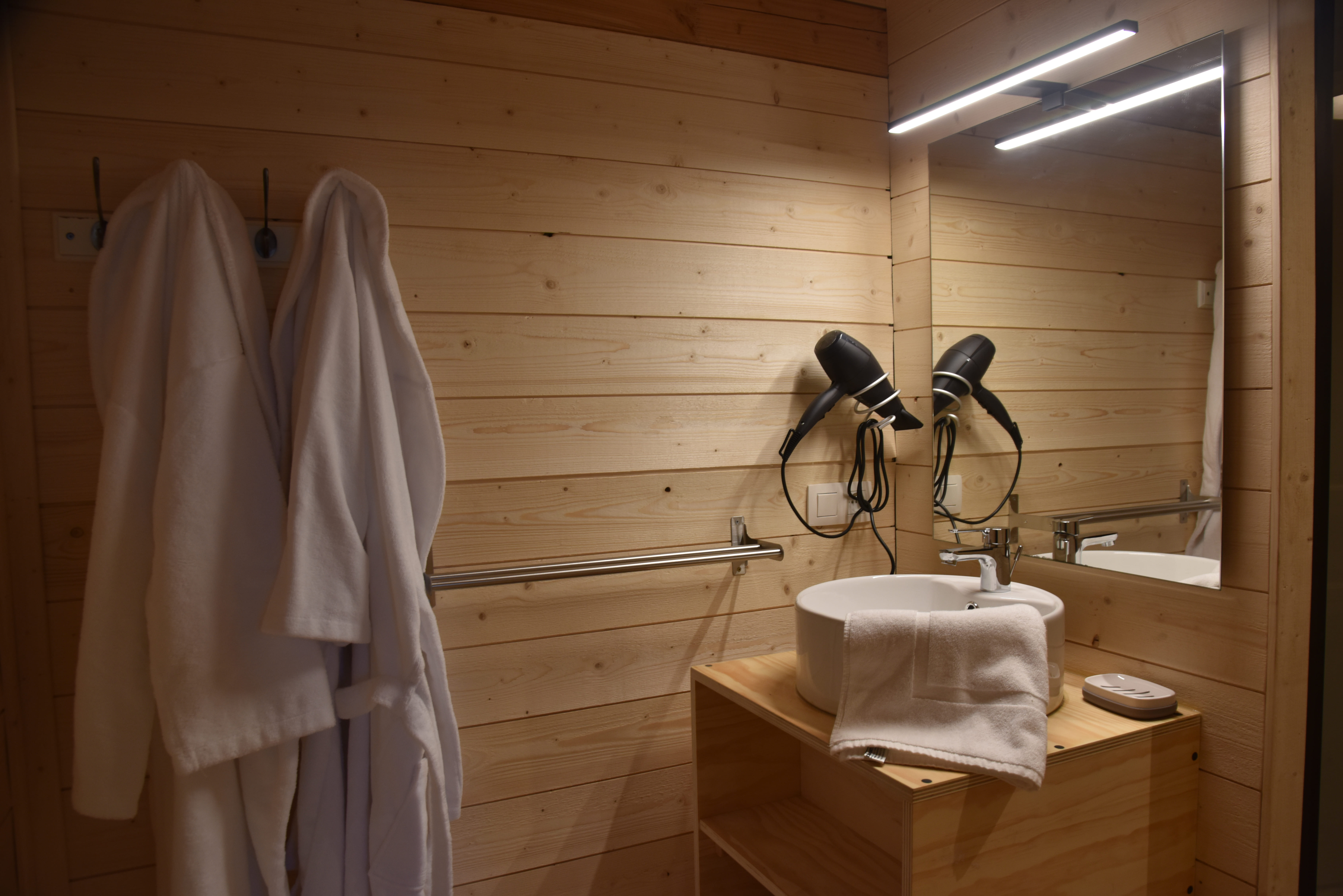 Évasion en cabane sur pilotis avec spa en Auvergne à Vic-Le-Comte — détail architectural