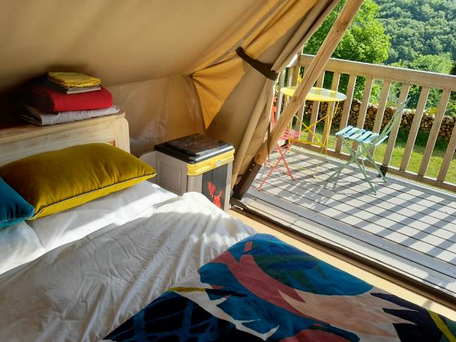 Tente cabane "Shouca" — Cabane sur pilotis avec spa à Cantal à Les Milans — salle de bain