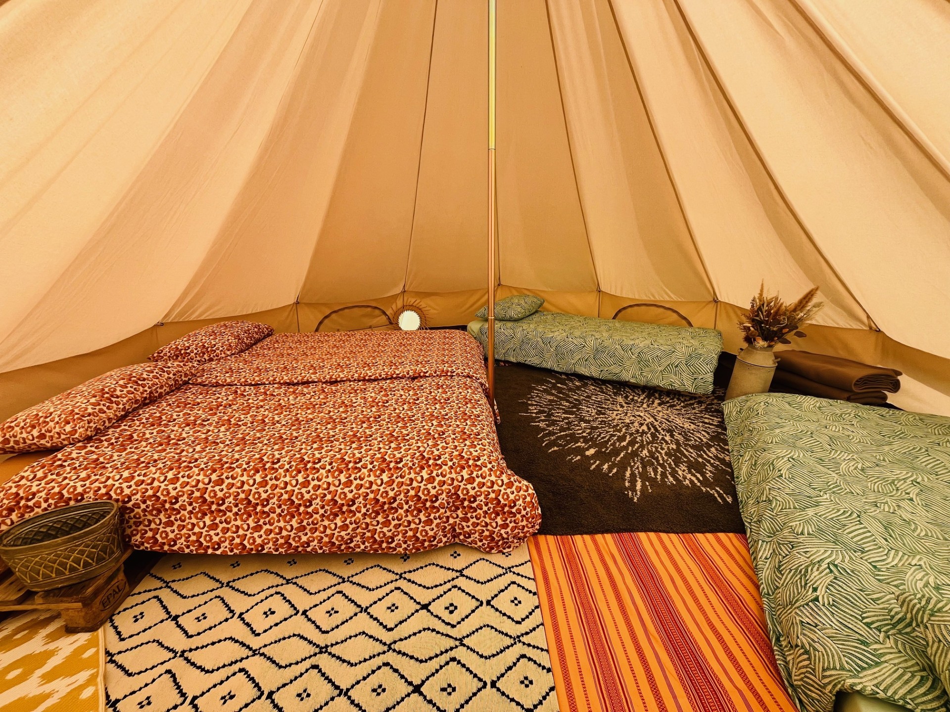 Un tipi étoilé au cœur de la vallée à Valensole — espace de vie