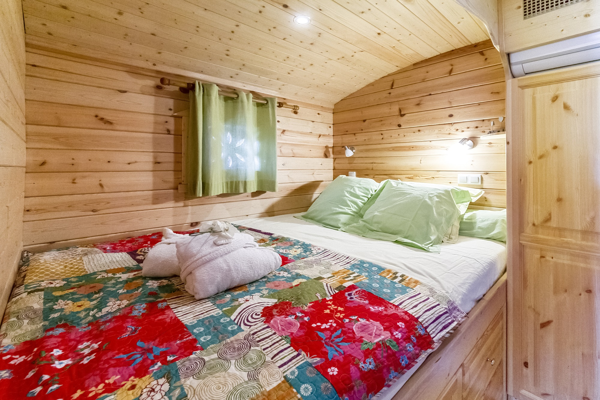 La Roulotte Spa Gitane — Roulotte avec jacuzzi à Pyrénées-Orientales à Perpignan — vue depuis la terrasse