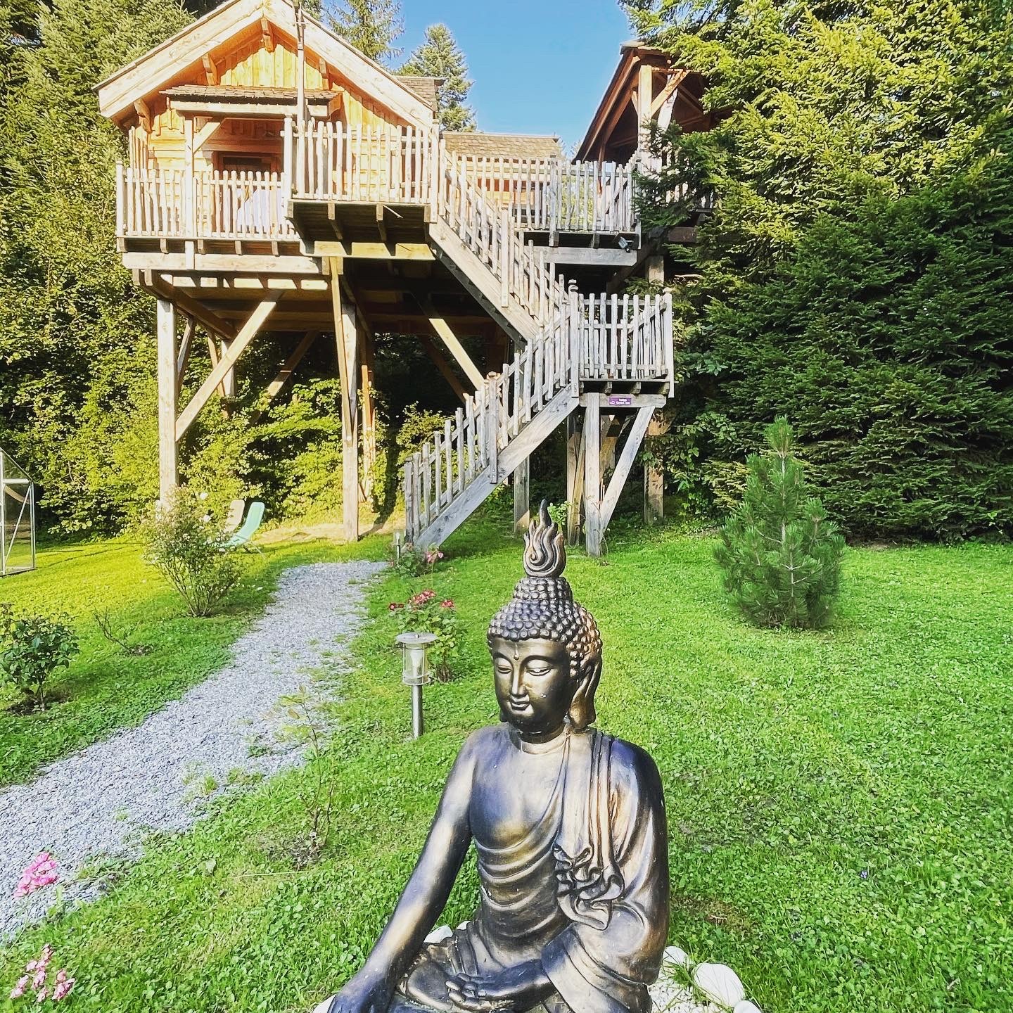Lodge Confort Spa — Cabane dans les arbres avec jacuzzi à Haute-Savoie à Larringes — vue intérieure