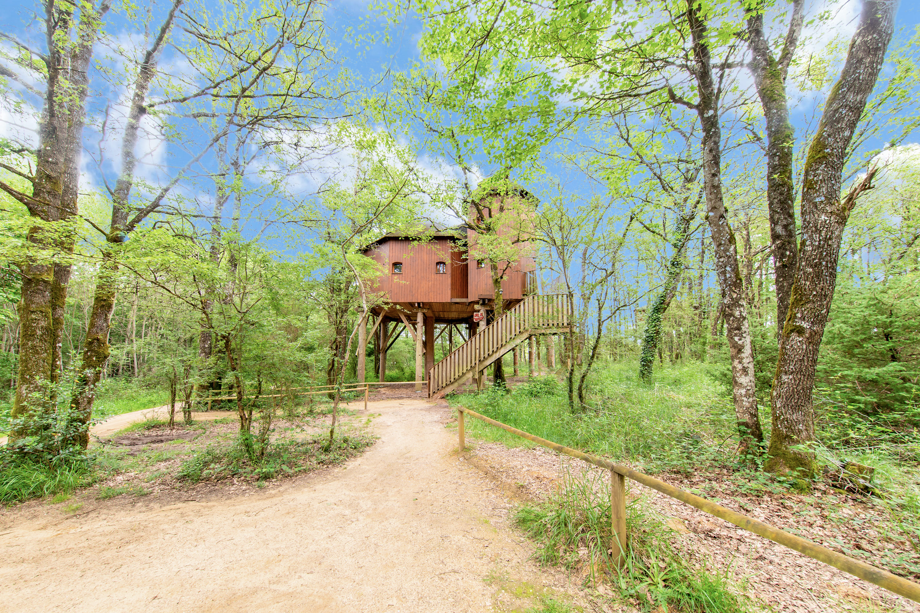 Manoir dans les Arbres — Château avec jacuzzi à 9m en Vienne à Dienné — vue intérieure