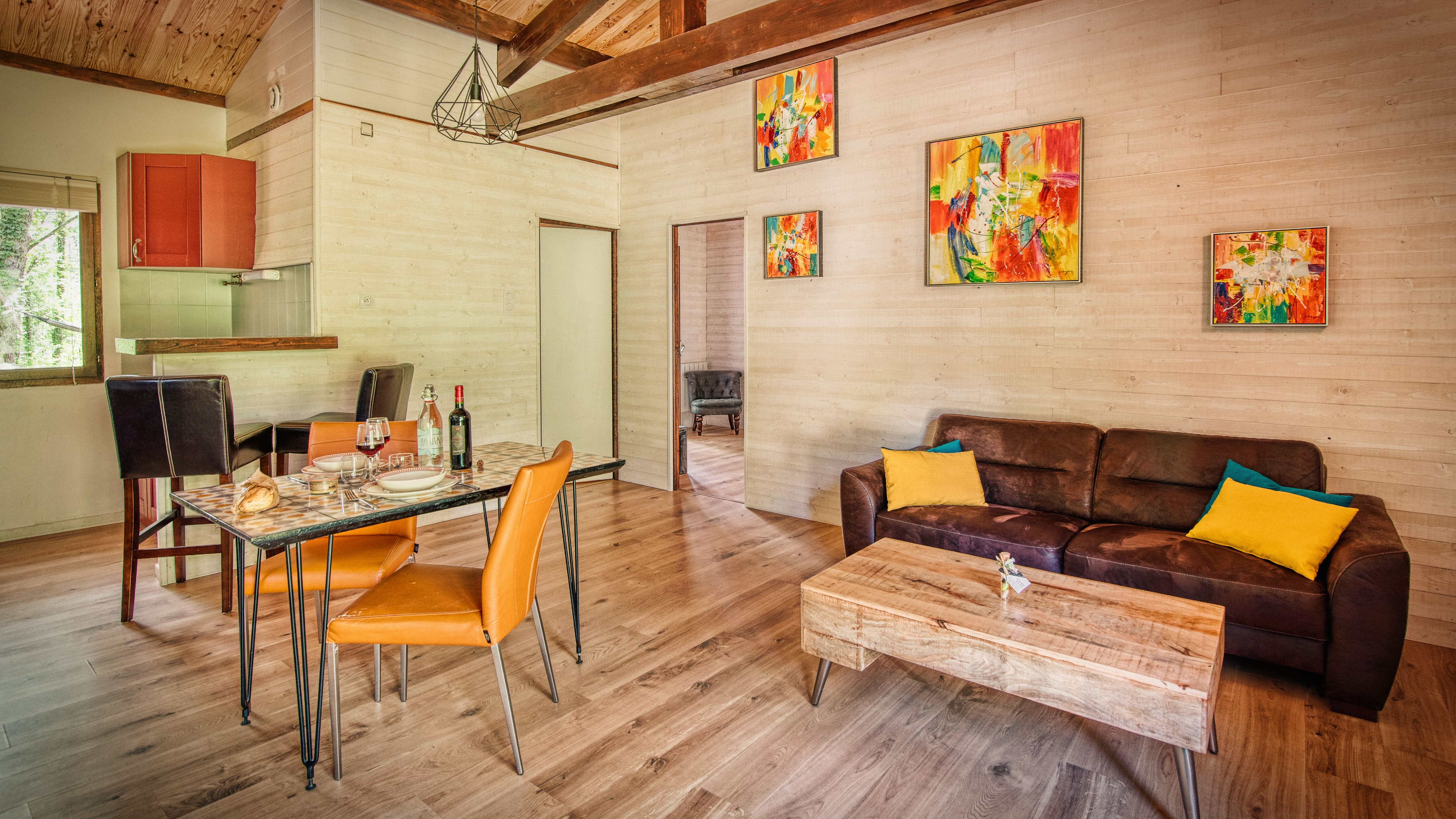 Un lodge intime avec spa privatif en Midi-Pyrénées à Puygaillard De Quercy — cuisine