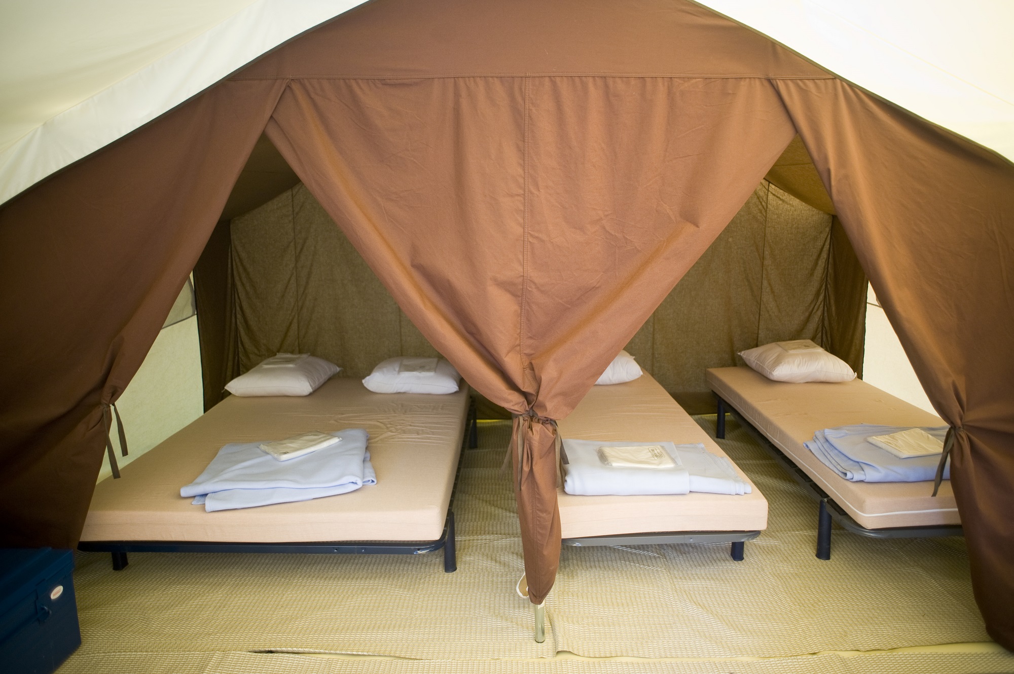 Tente Classic 4 personnes : une expérience immersive en pleine nature à Saumur — chambre