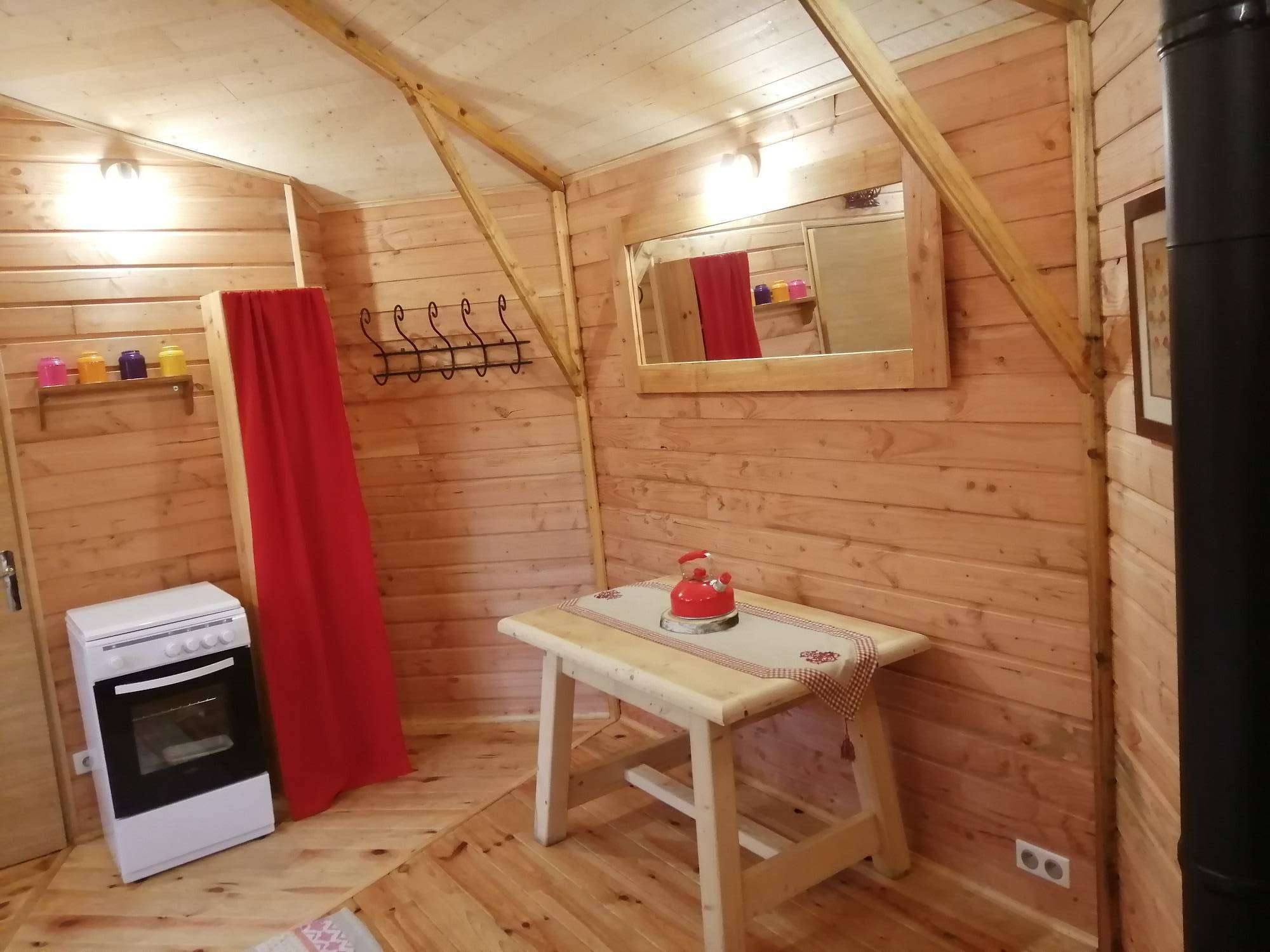 Chalet sur pilotis : une cabane insolite en Limousin à La Geneytouse — chambre