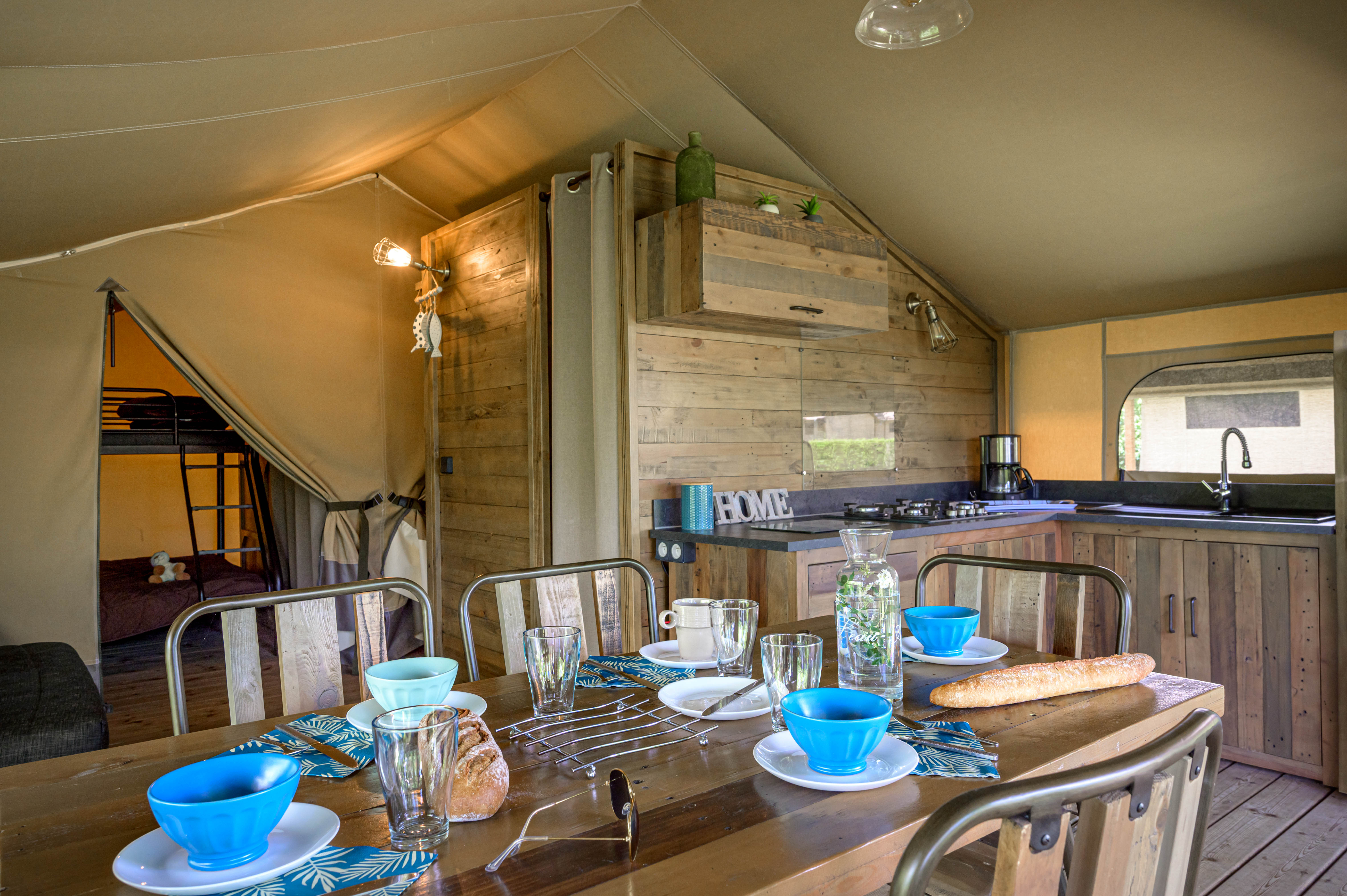 Lodge Kenya Vintage Confort — Tente lodge avec spa à Hauterives (Drôme) à Hauterives — vue intérieure