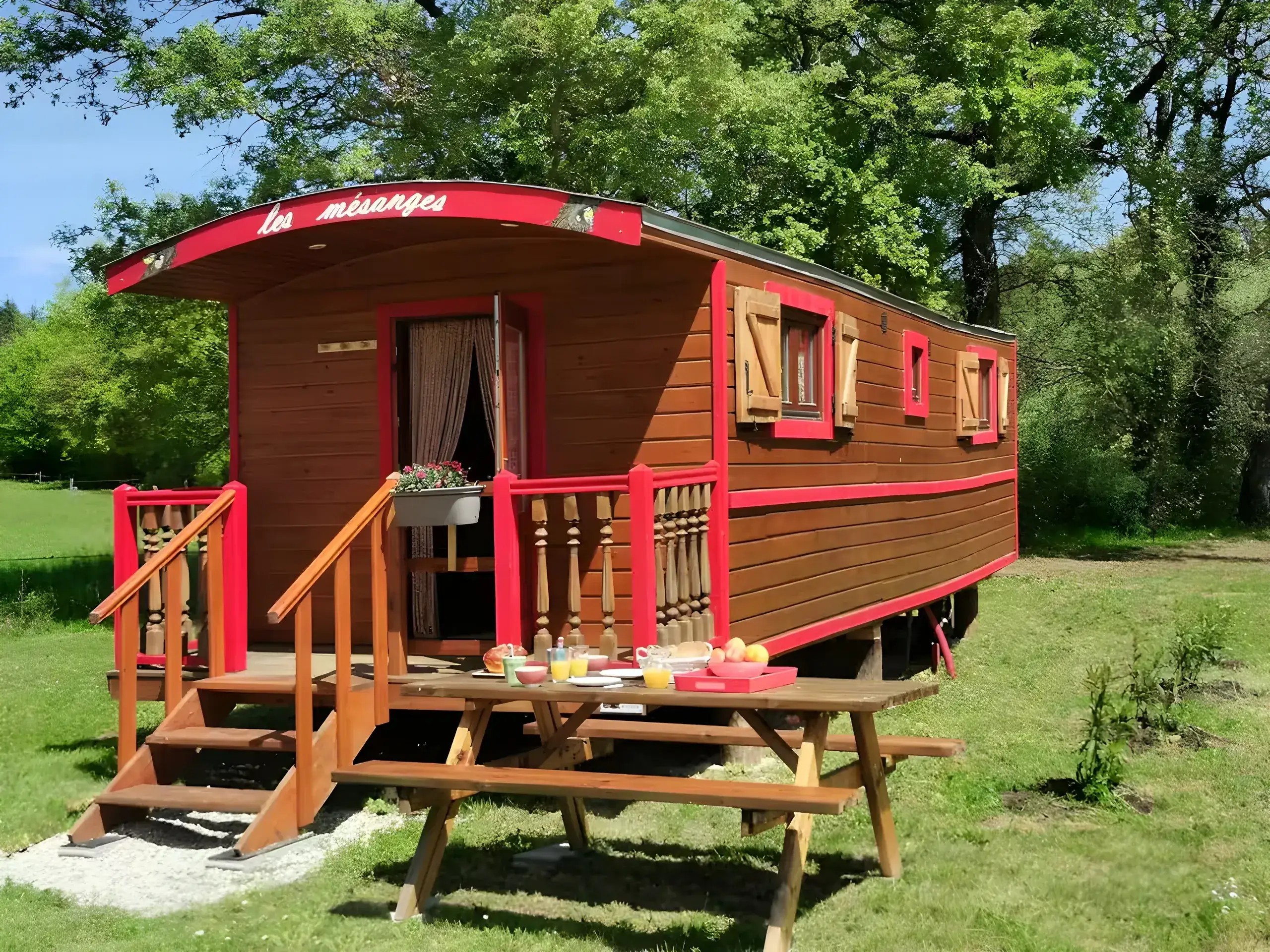 Roulotte Les Mésanges — Escapade bohème au bord d'un ruisseau en Ariège