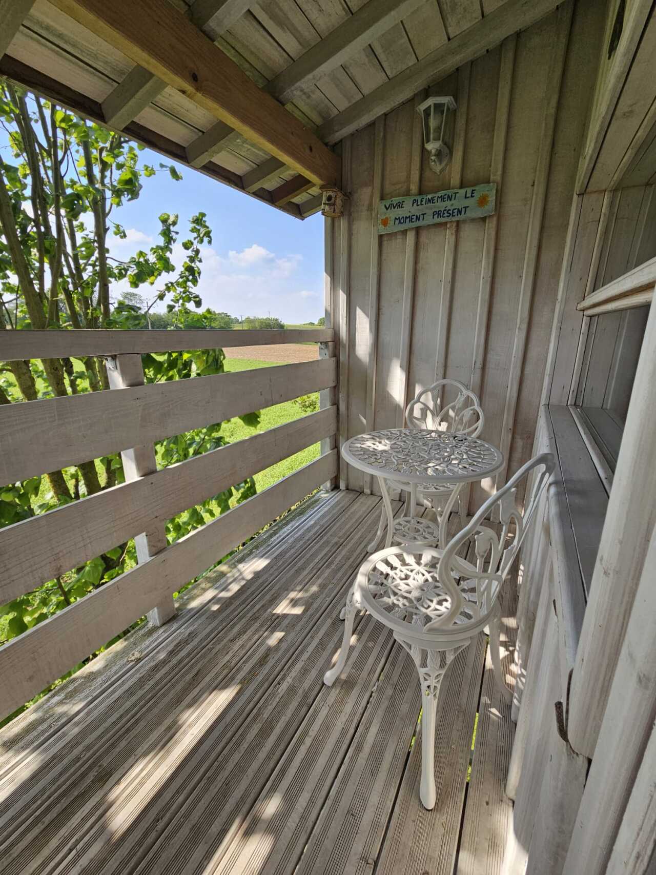 L'Ourson Blanc : une cabane sur pilotis en Picardie à Essuiles — chambre