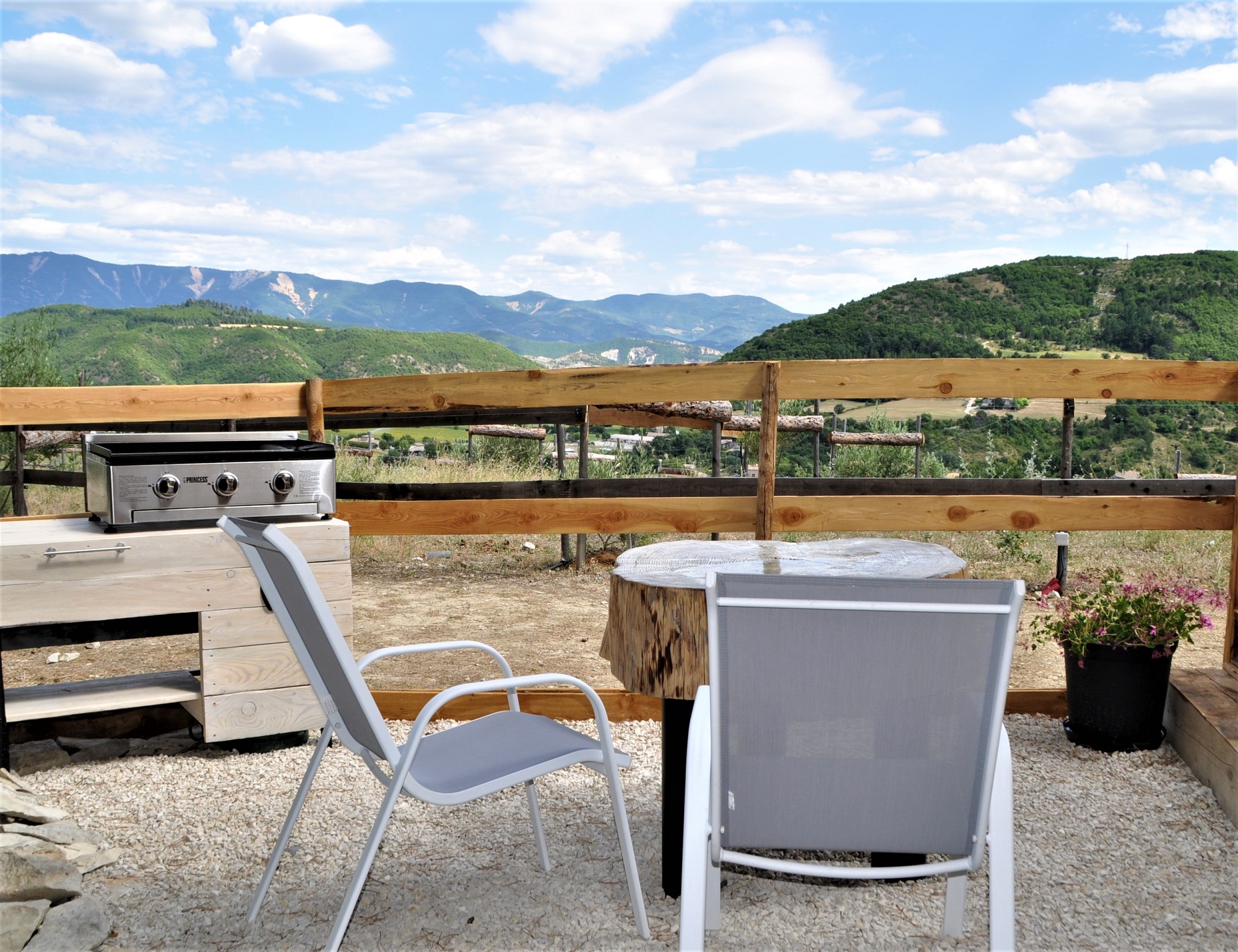 La Tiny de Peggy — Tiny House avec spa à Alpes-de-Haute-Provence à Sisteron — cuisine