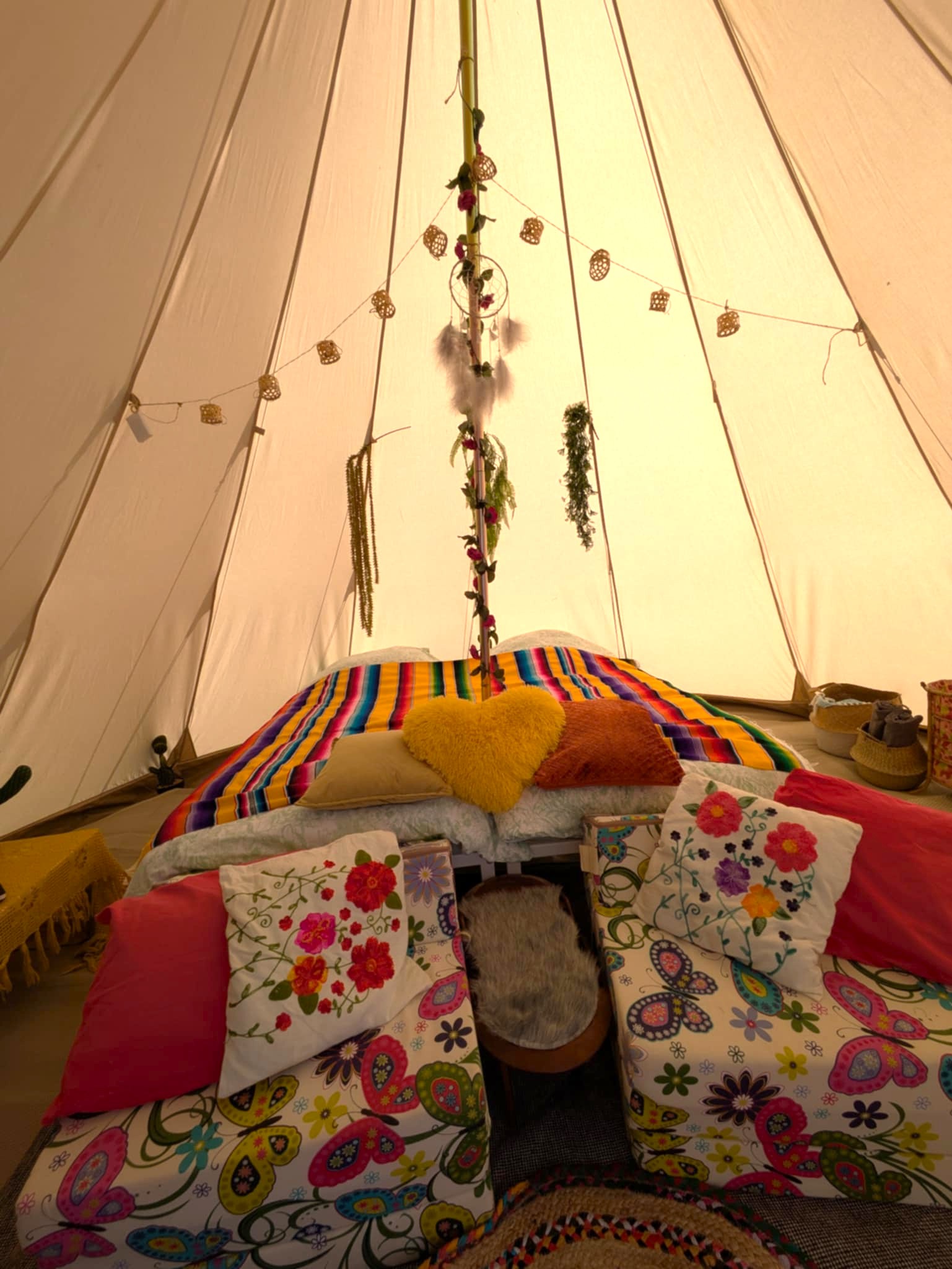 Tente Bellavista — Séjour insolite dans un tipi avec spa en Allier à Marcenat — vue depuis la terrasse