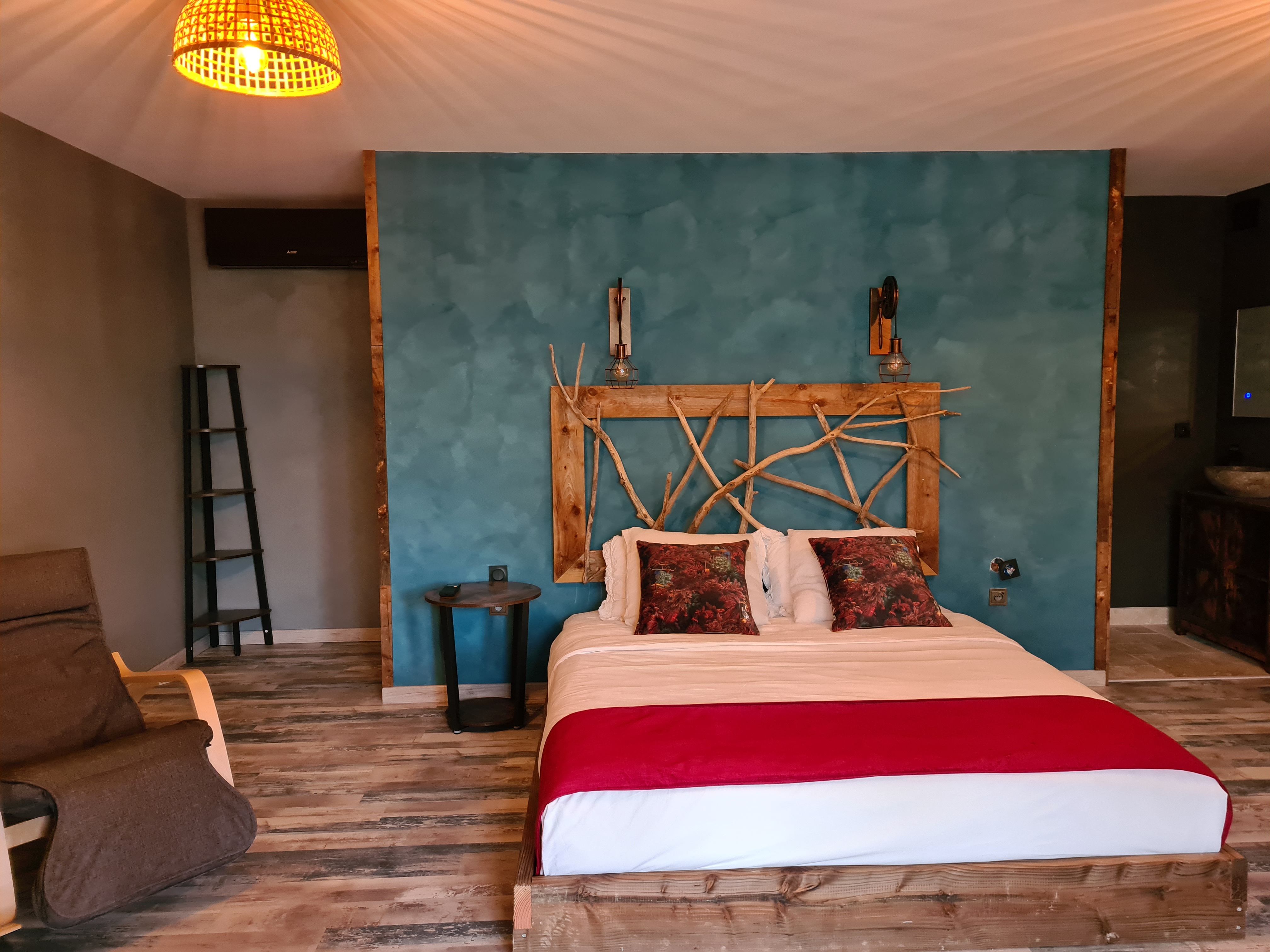 Cabane Jacuzzi — Nuit romantique avec spa à Gard à Nîmes — détail architectural
