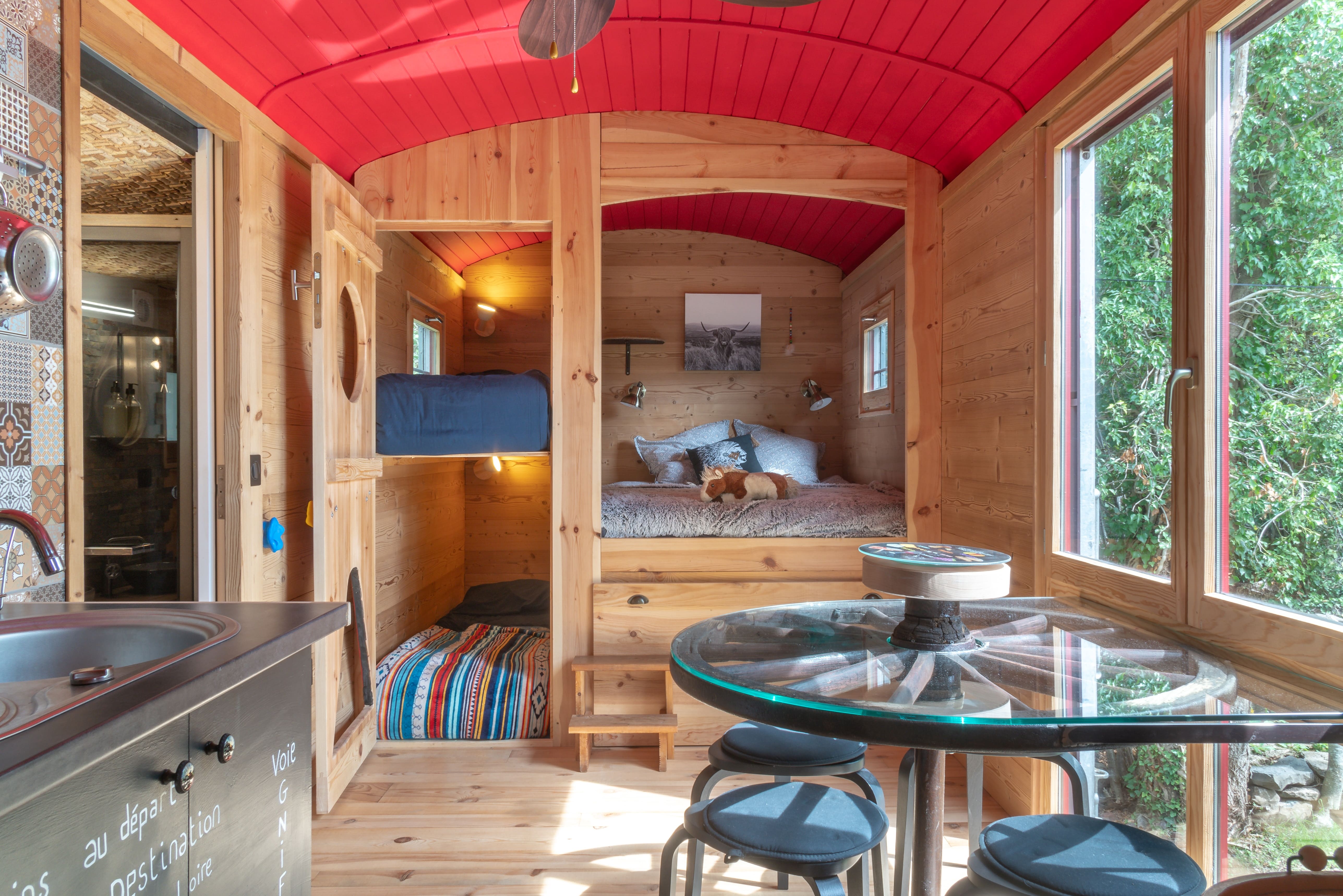 Le Wagon des Freytisses : une expérience insolite en Auvergne à Bessamorel — espace de vie