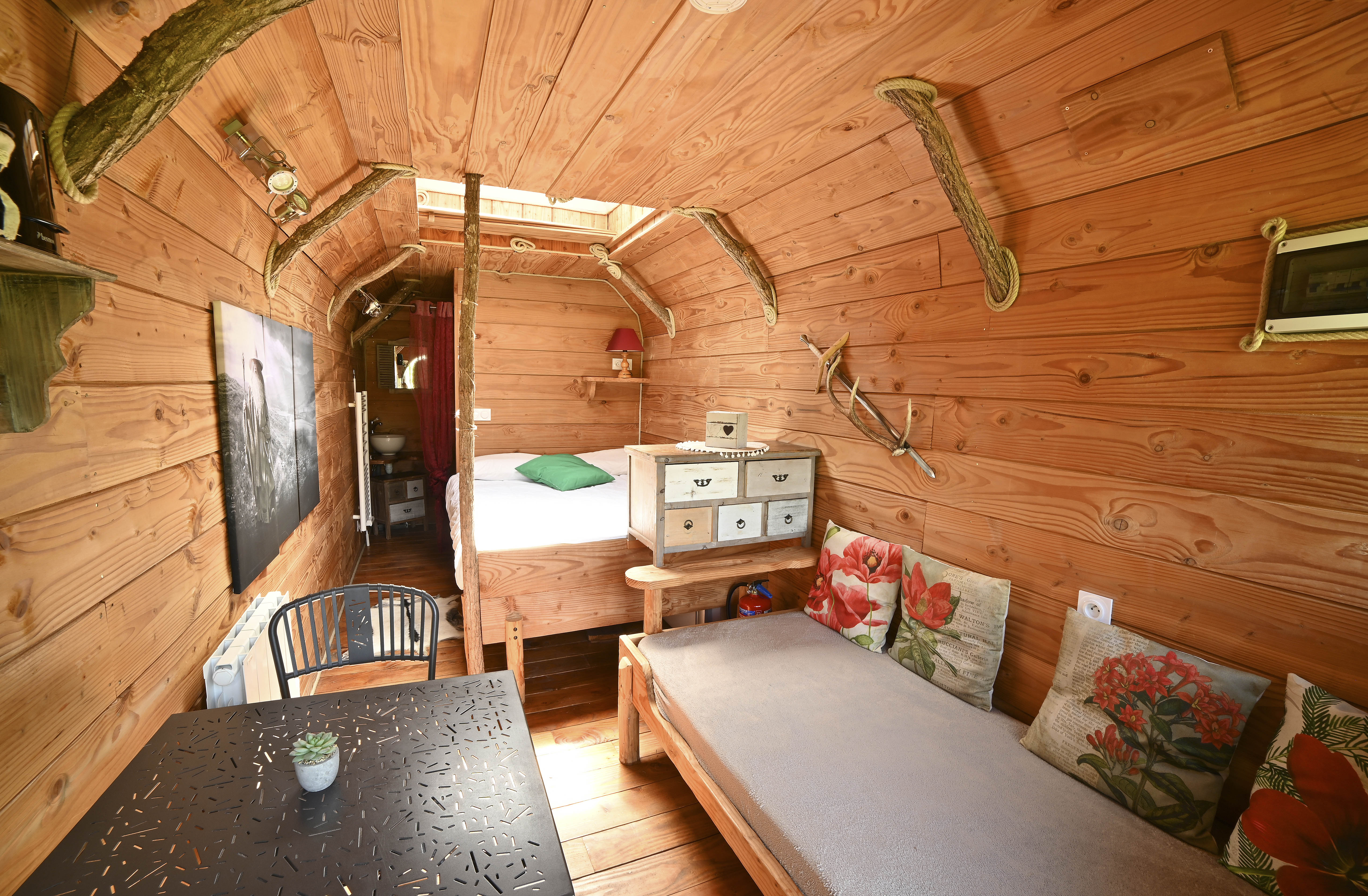 Cabane végétalisée : une maison de hobbit au cœur de la nature à Descartes — espace de vie