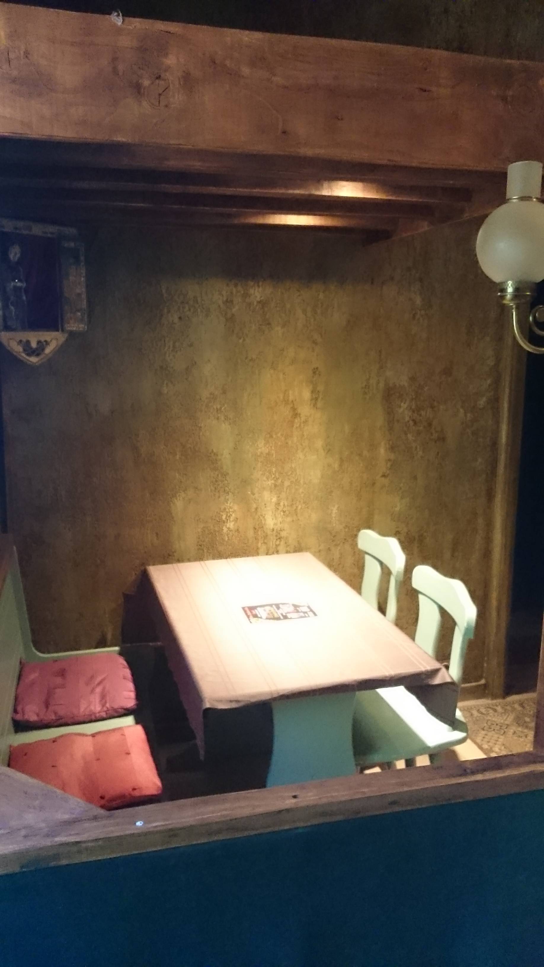 Le relais magique des Sorciers : une chambre à thème immersive à Servas — environnement naturel