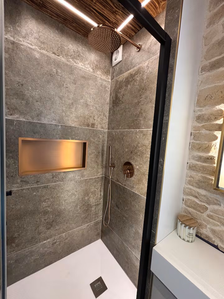 Lodge haut de gamme — Ecolodge avec bain nordique à Briare (Loiret) à Briare — détail architectural
