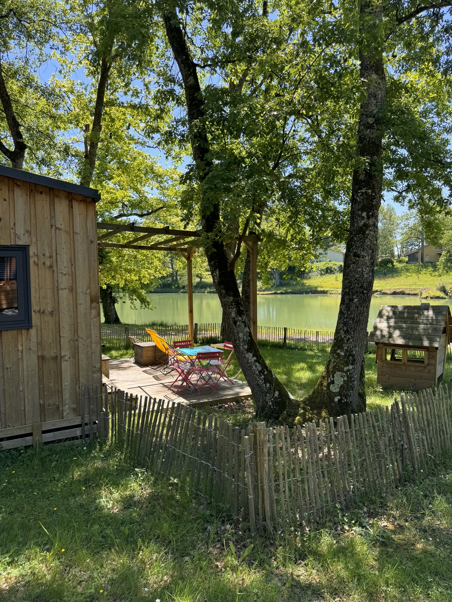 Cabanon du Lac — Tiny House avec vue sur le lac à Gers à Riguepeu — vue depuis la terrasse