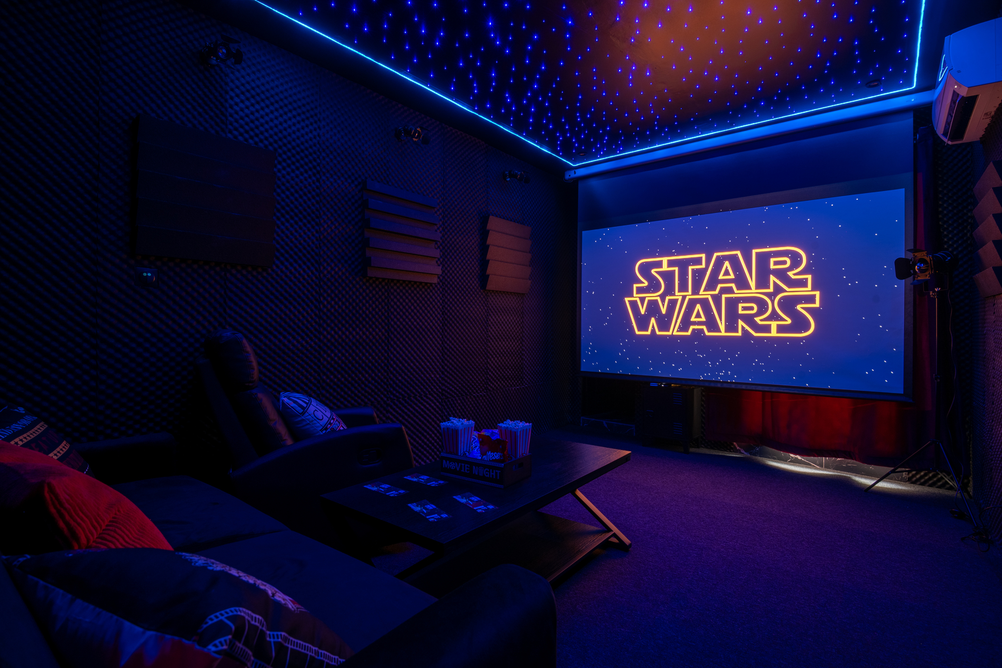 Cinéma Provence — Chambre à thème avec salle de cinéma à Avignon